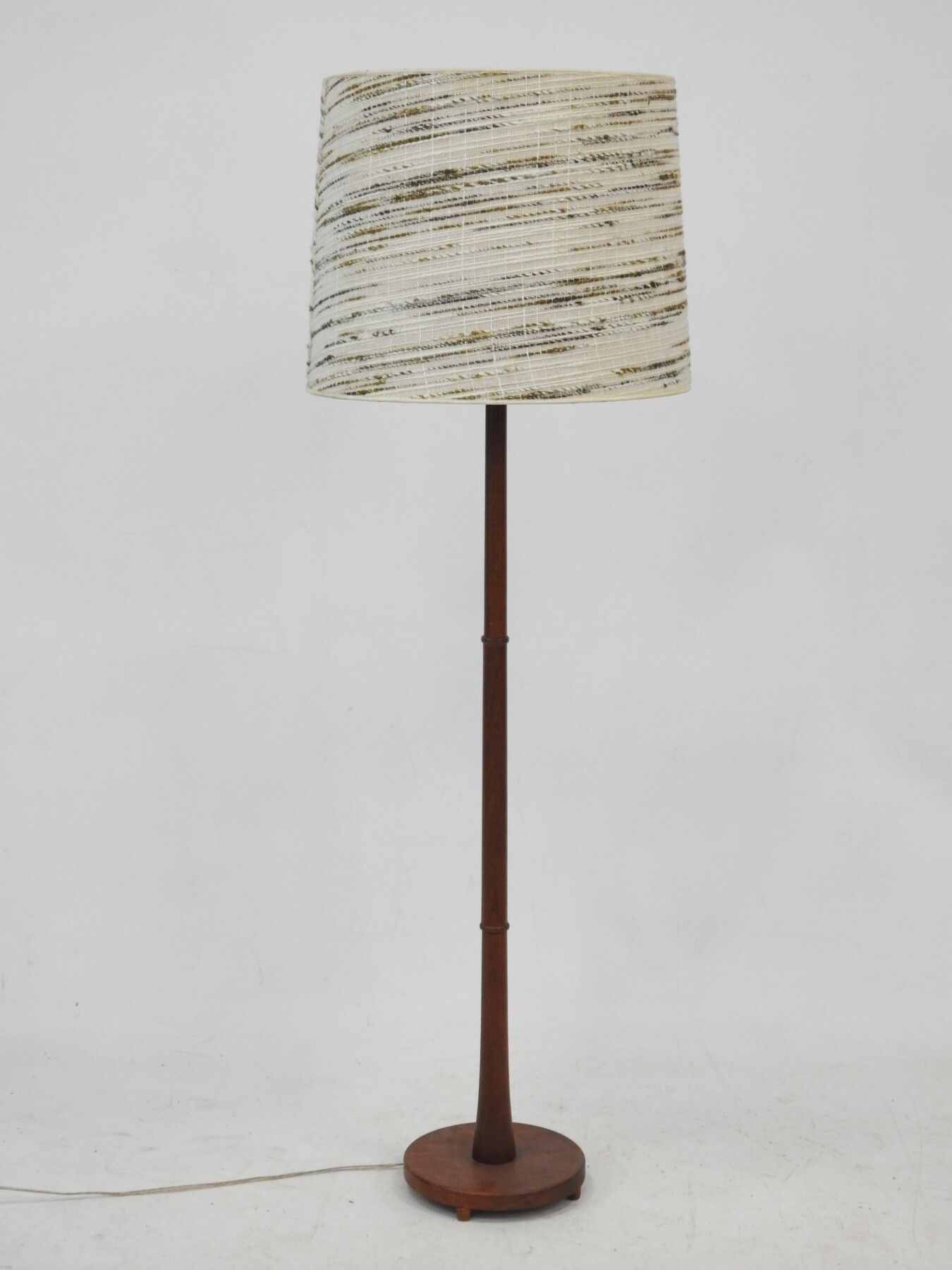 Null Living room lamp with teak wood shaft and vintage wool lampshade. Denmark H&hellip;