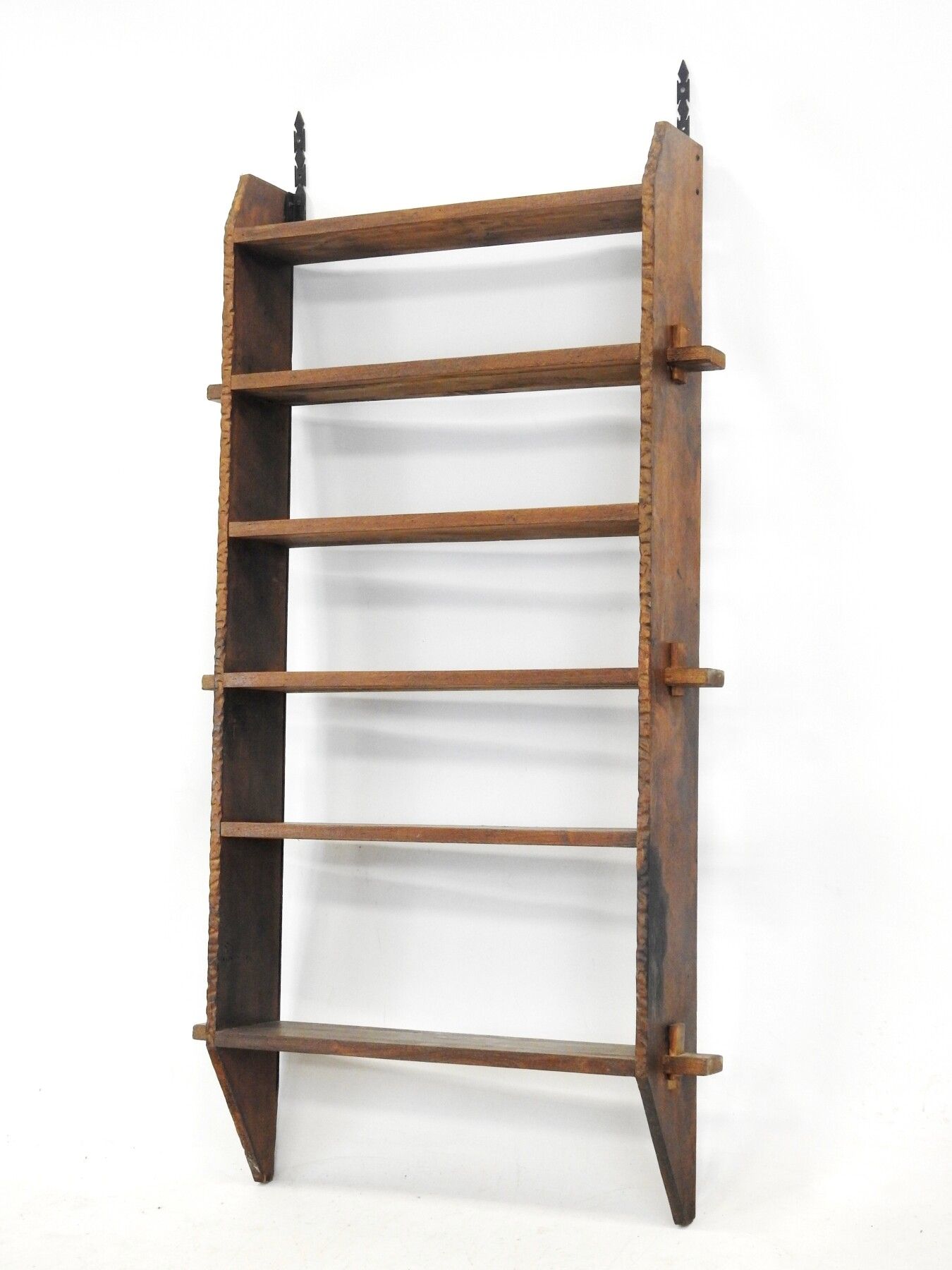 Null SOPORTE en madera con seis estantes, soportes de hierro para colgar. Obra d&hellip;
