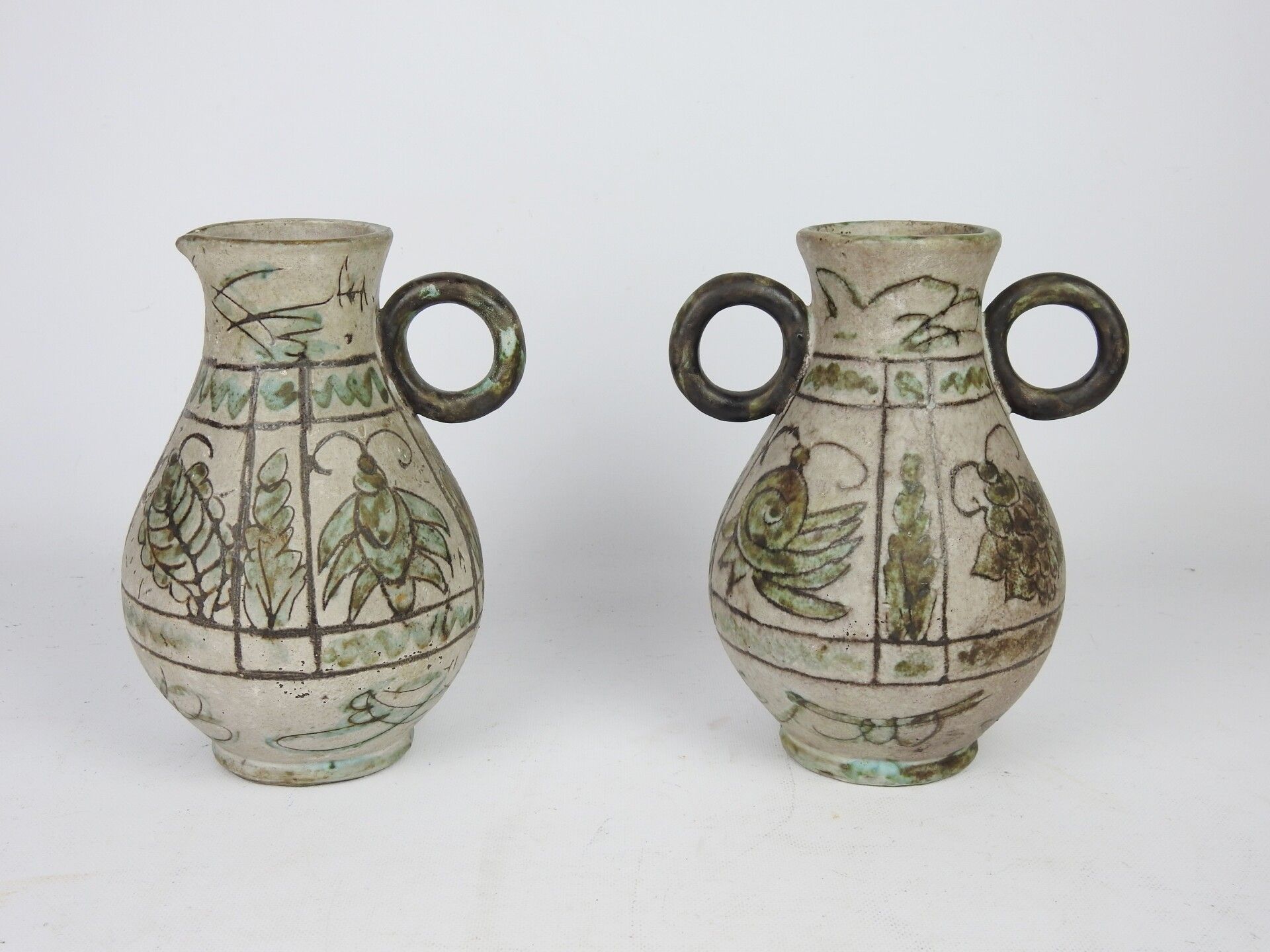 Null J.瓦洛里的MASSIER：陶瓷花瓶和水壶，有 "环形 "把手，有动物和风格化的叶子的隔层装饰。背面有签名；高：25厘米