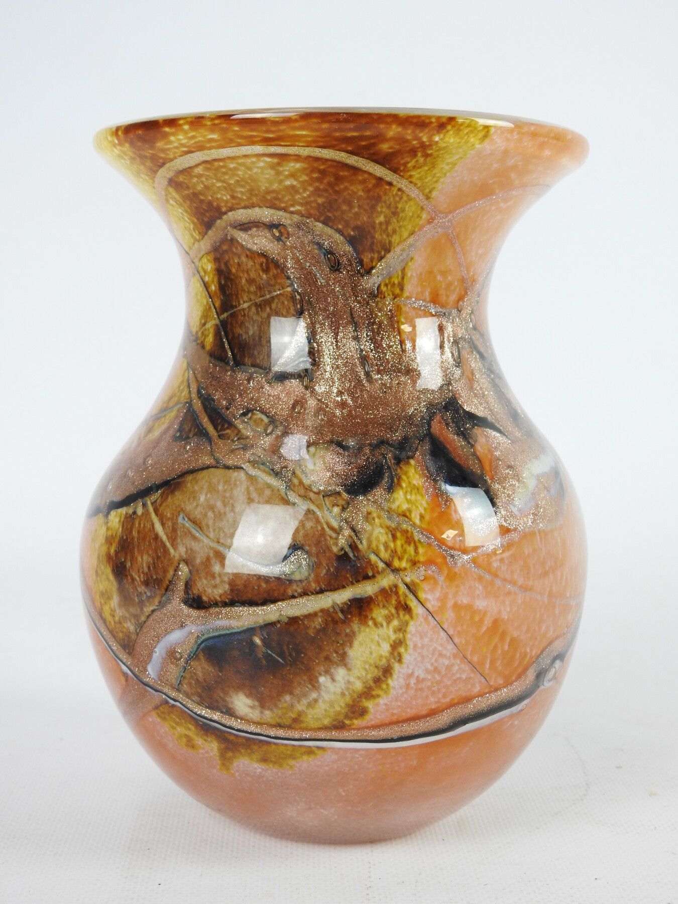 Null 米歇尔-卢佐罗（生于1949年）："珊瑚 "盘素玻璃花瓶，有夹层装饰。背面有签名和标题。高：17厘米。