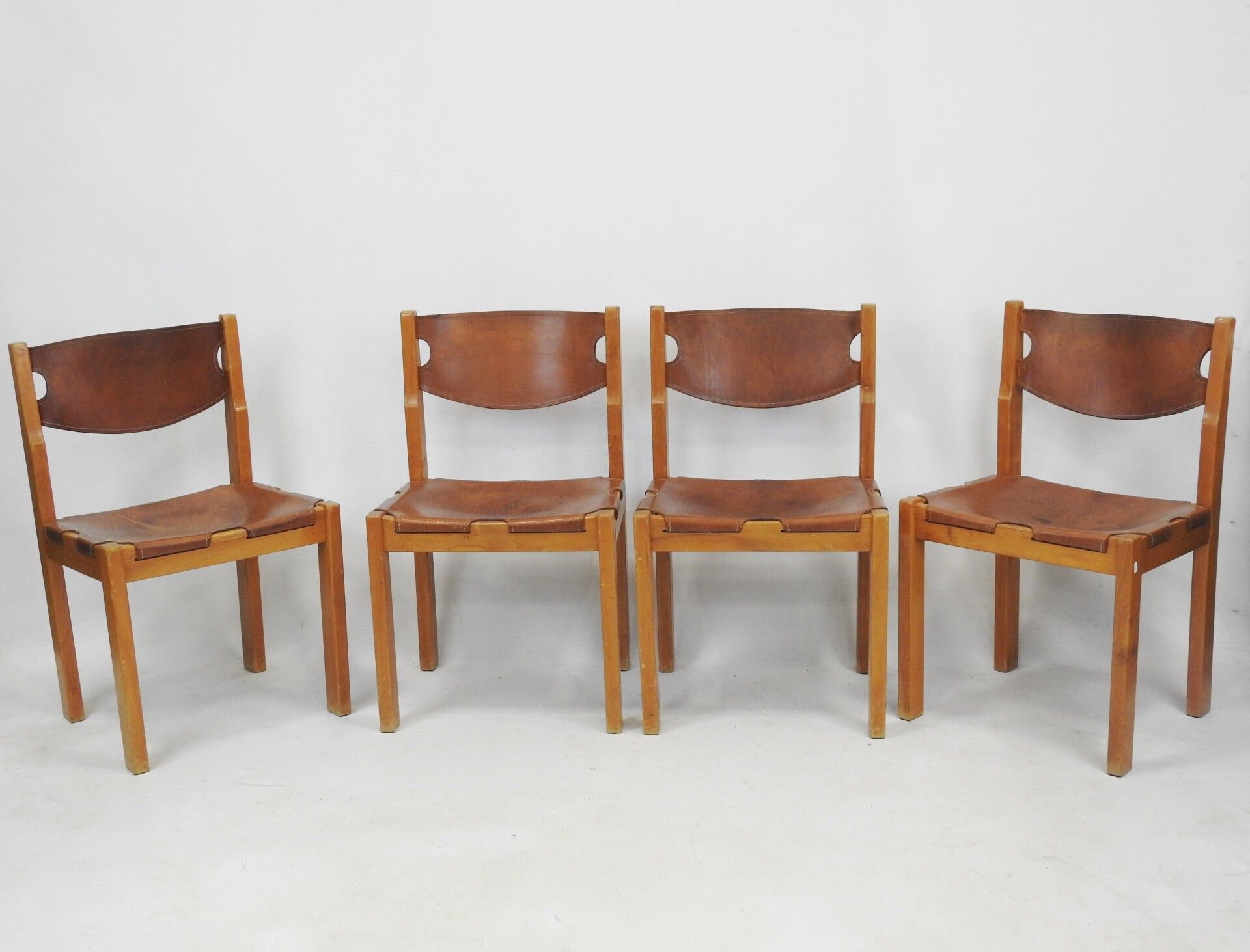 Null REGAIN之家：四把椅子，实木框架，棕褐色皮革装饰，带马鞍缝线。约1970年。82 x 50 x 43厘米。皮革的磨损、变色和变形。