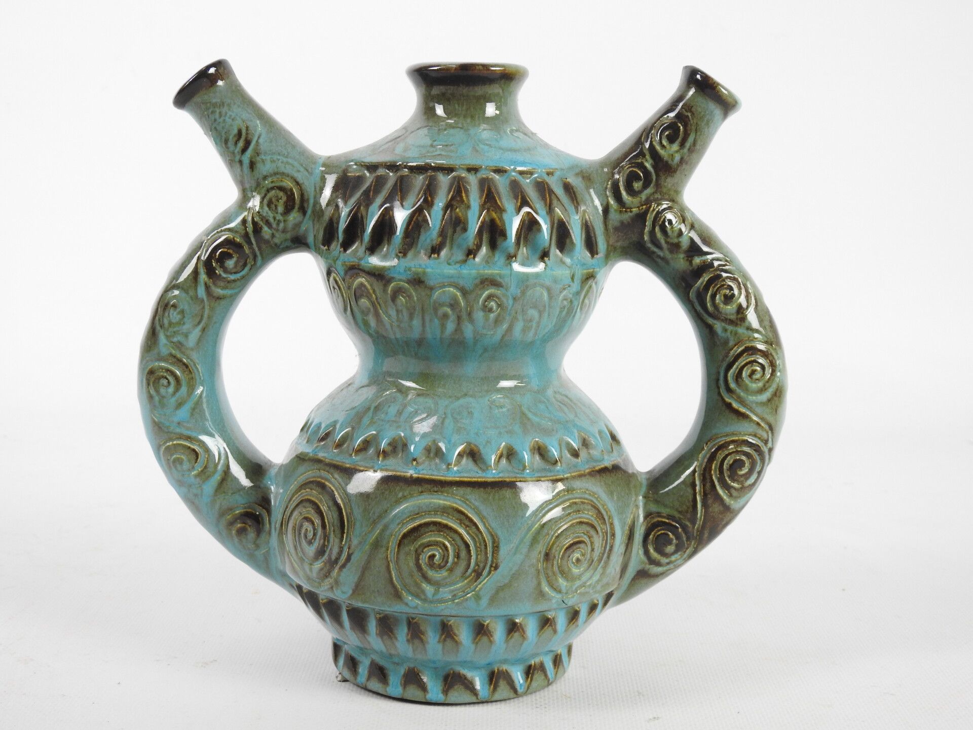 Null BESSONE: Türkisblau glasierter Keramikpflock mit geometrischem Reliefdekor.&hellip;