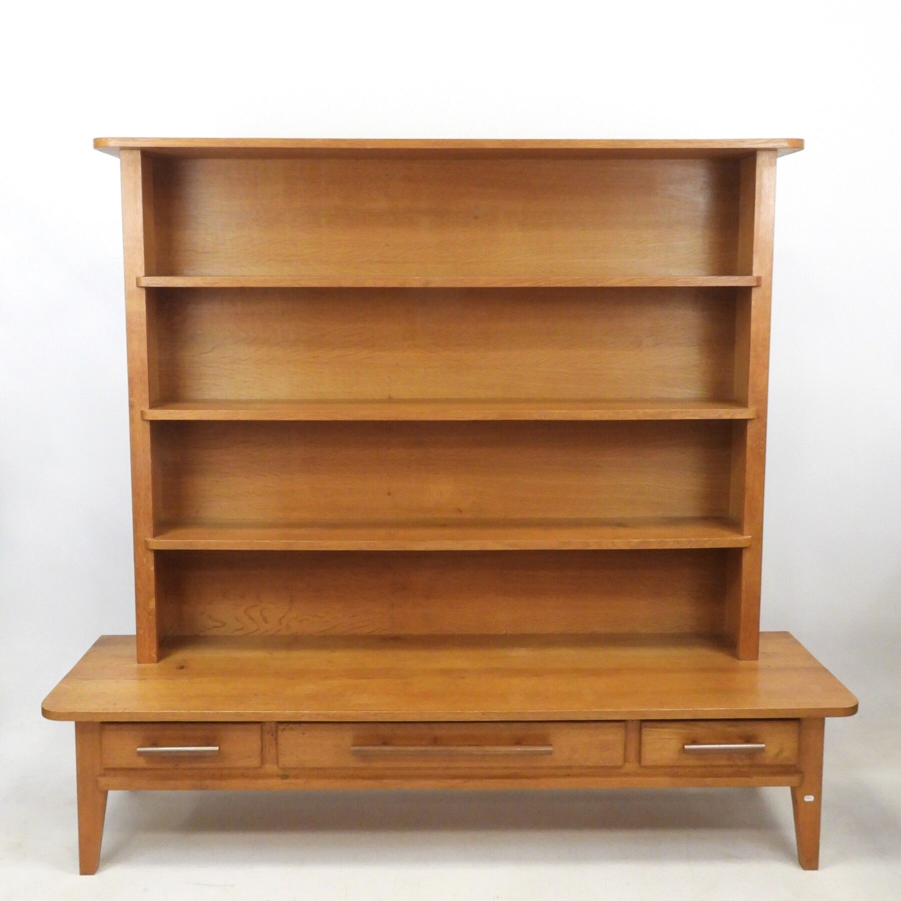 Null René GABRIEL (1890-1950) 橡木饰面的RG17书柜，有四层书架，下面有三个抽屉。重建时期，约1948年。169 x 52 x 1&hellip;
