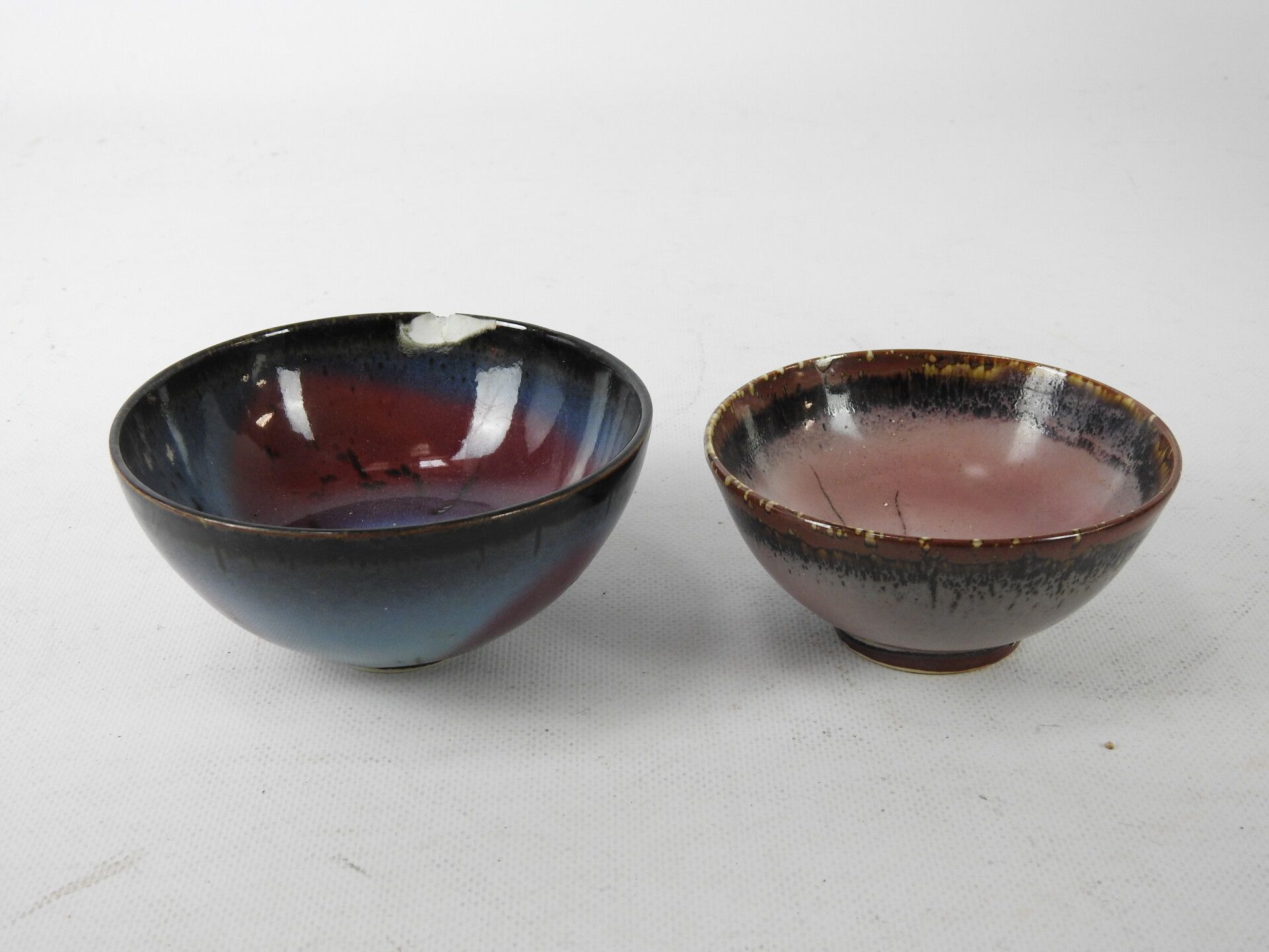 Null Jean-François FOUILHOUX (生于1947年): 两件以中国为灵感的珐琅彩陶瓷碗，色调为蓝色、红色、黑色和粉色/棕色。一幅有完整签&hellip;