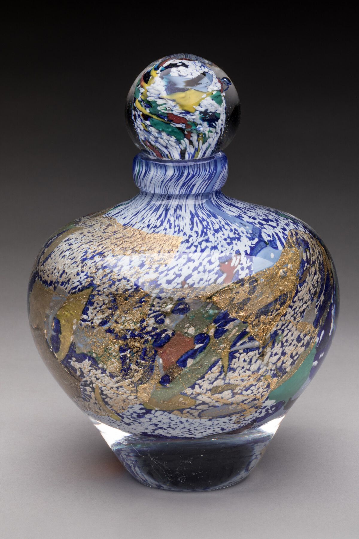 Null 让-克劳德-诺瓦罗（1943-2015）：重要的吹制玻璃瓶和瓶塞，在蓝色背景上加入了金属氧化物和金片。底座下有签名和日期，1998年。高17厘米