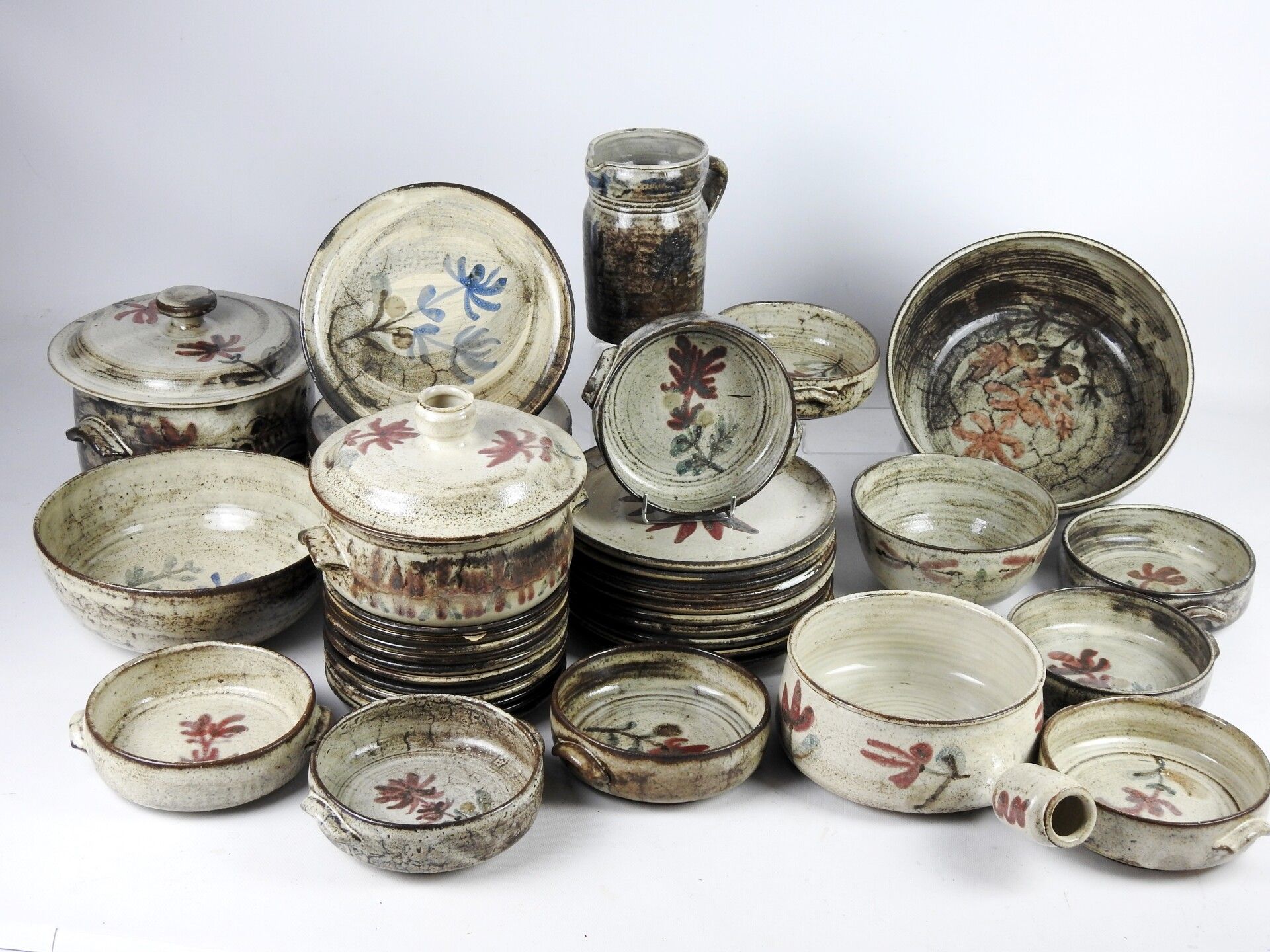 Null Gustave REYNAUD (1915-1972) : Vajilla de cerámica que incluye : 19 platos g&hellip;