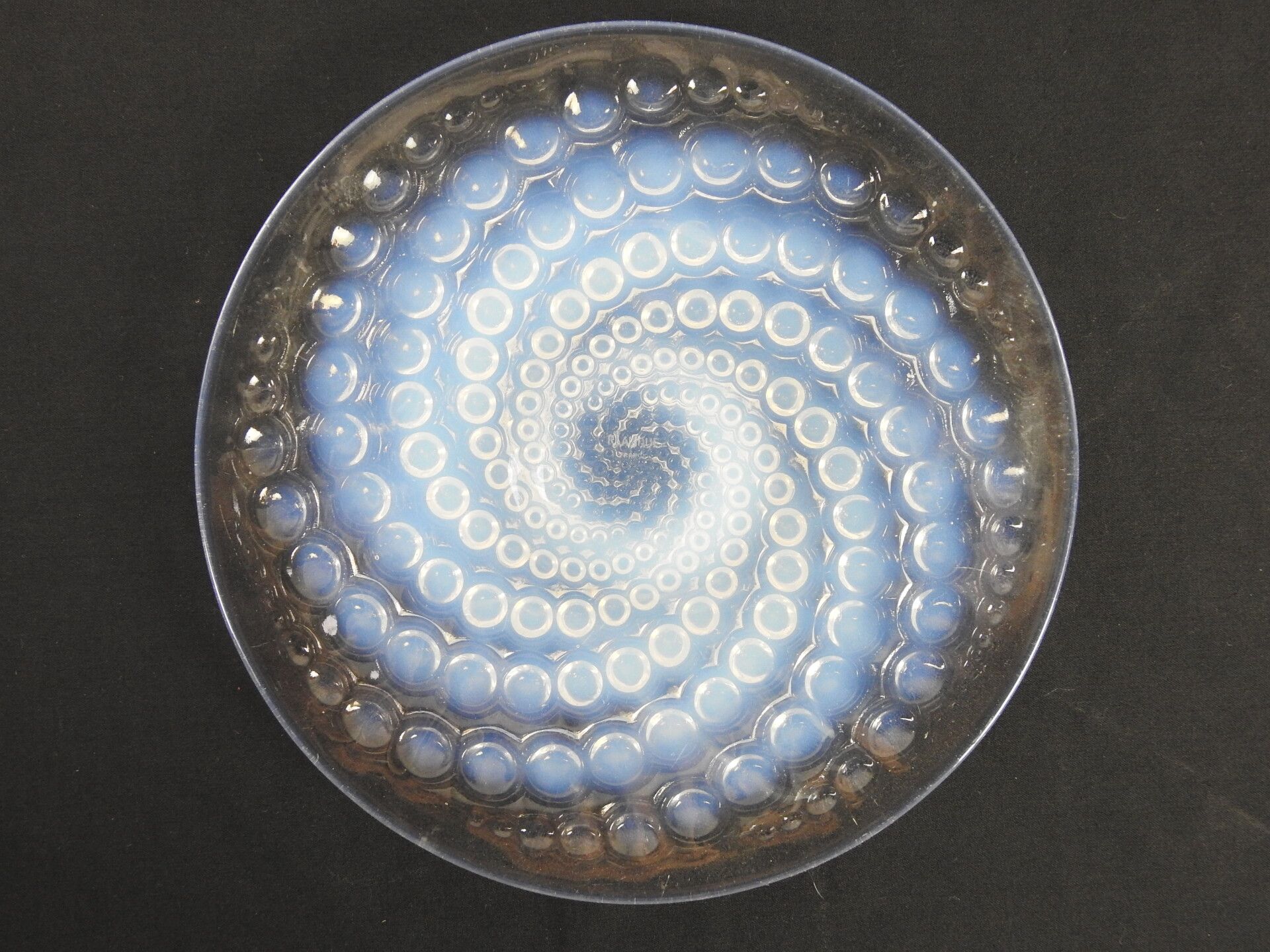 Null 
René LALIQUE (1860-1945): 乳白色压制成型的玻璃盘，上面装饰着水滴的漩涡。签名：R. Lalique 法国。直径：27厘米（&hellip;
