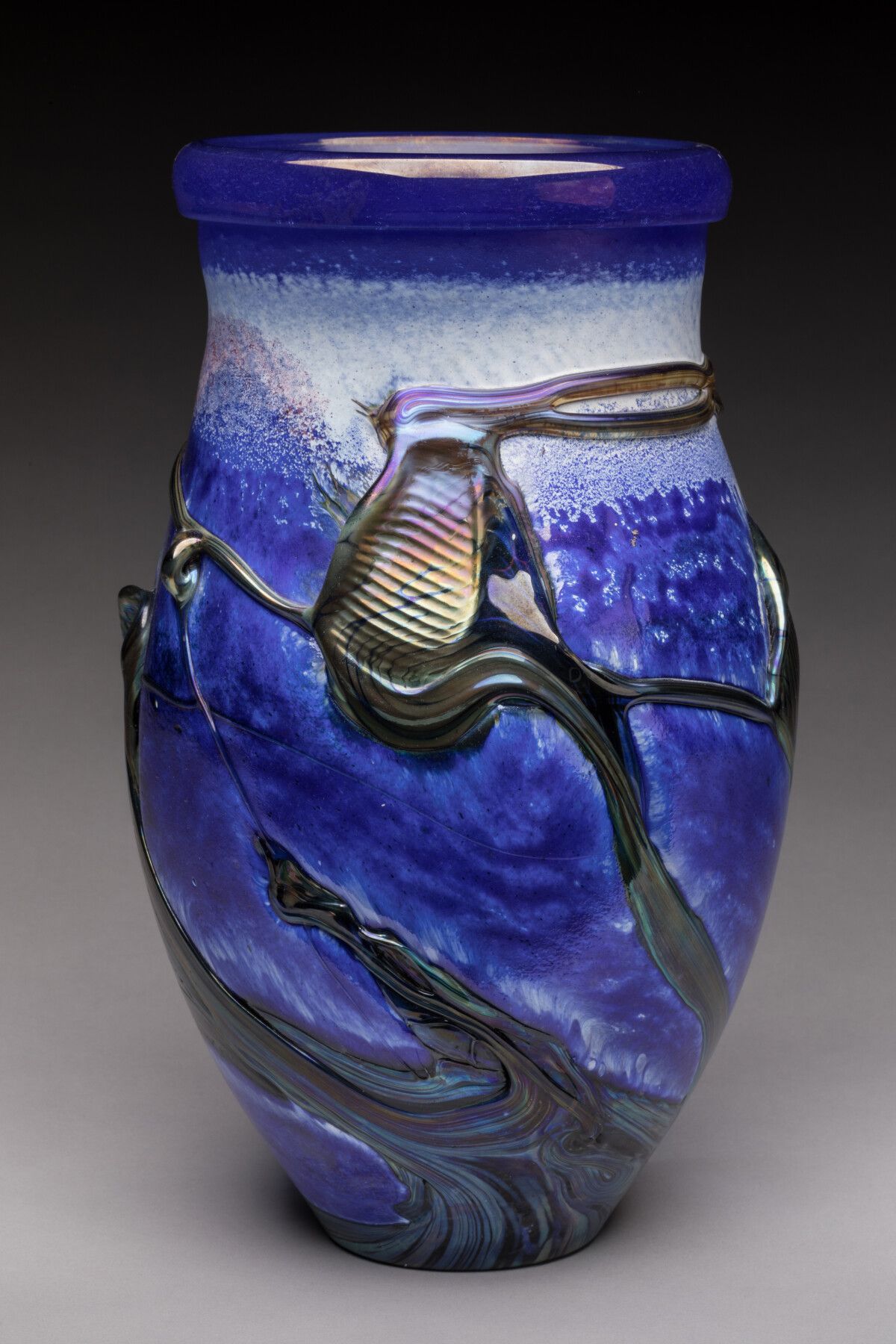 Null 让-克劳德-诺瓦罗（1943-2015）：玻璃花瓶有蓝色色调的金属反射和热应用。有签名和日期的是1990年。高：28.5厘米