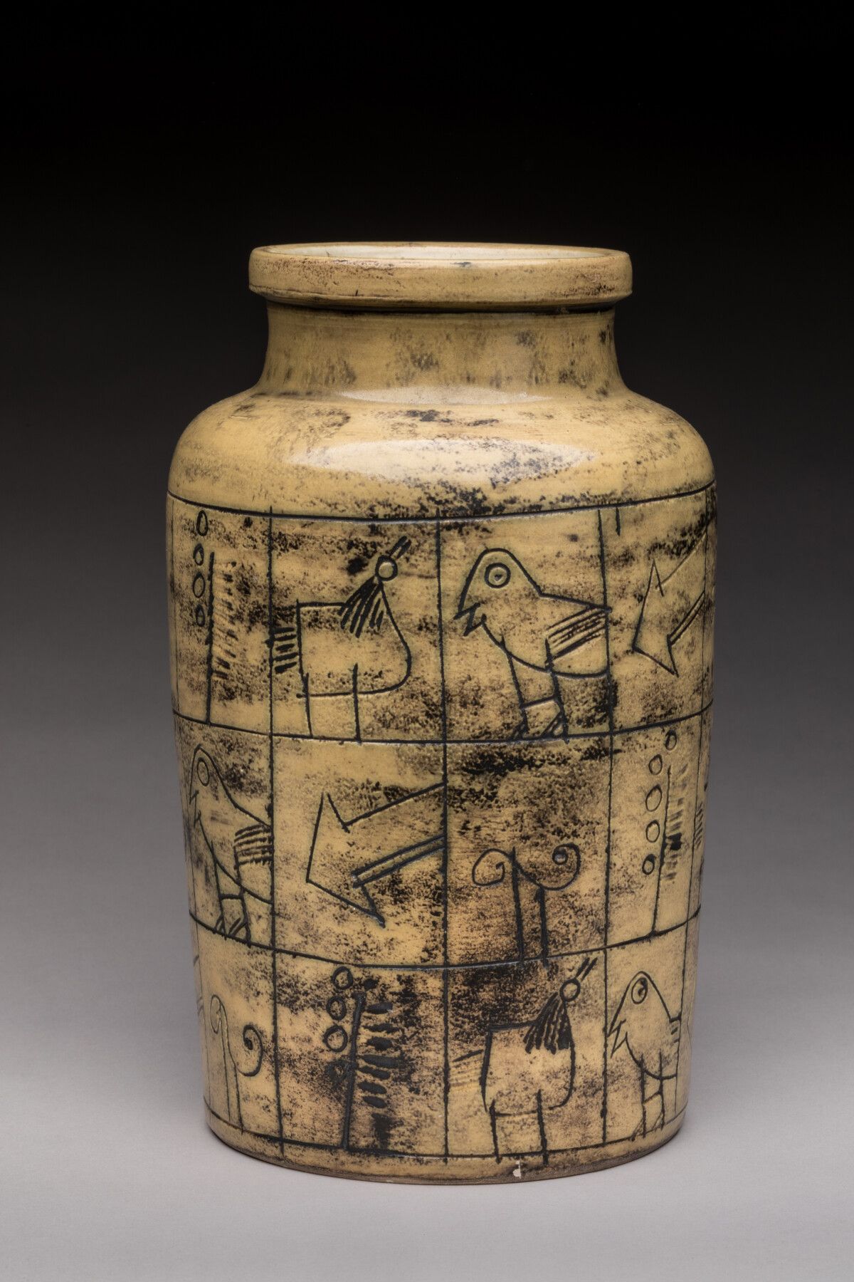 Null 雅克-布兰（1920-1995）：陶瓷花瓶，刻有鸟类、动物和符号的网格装饰。背面有签名。高：22厘米