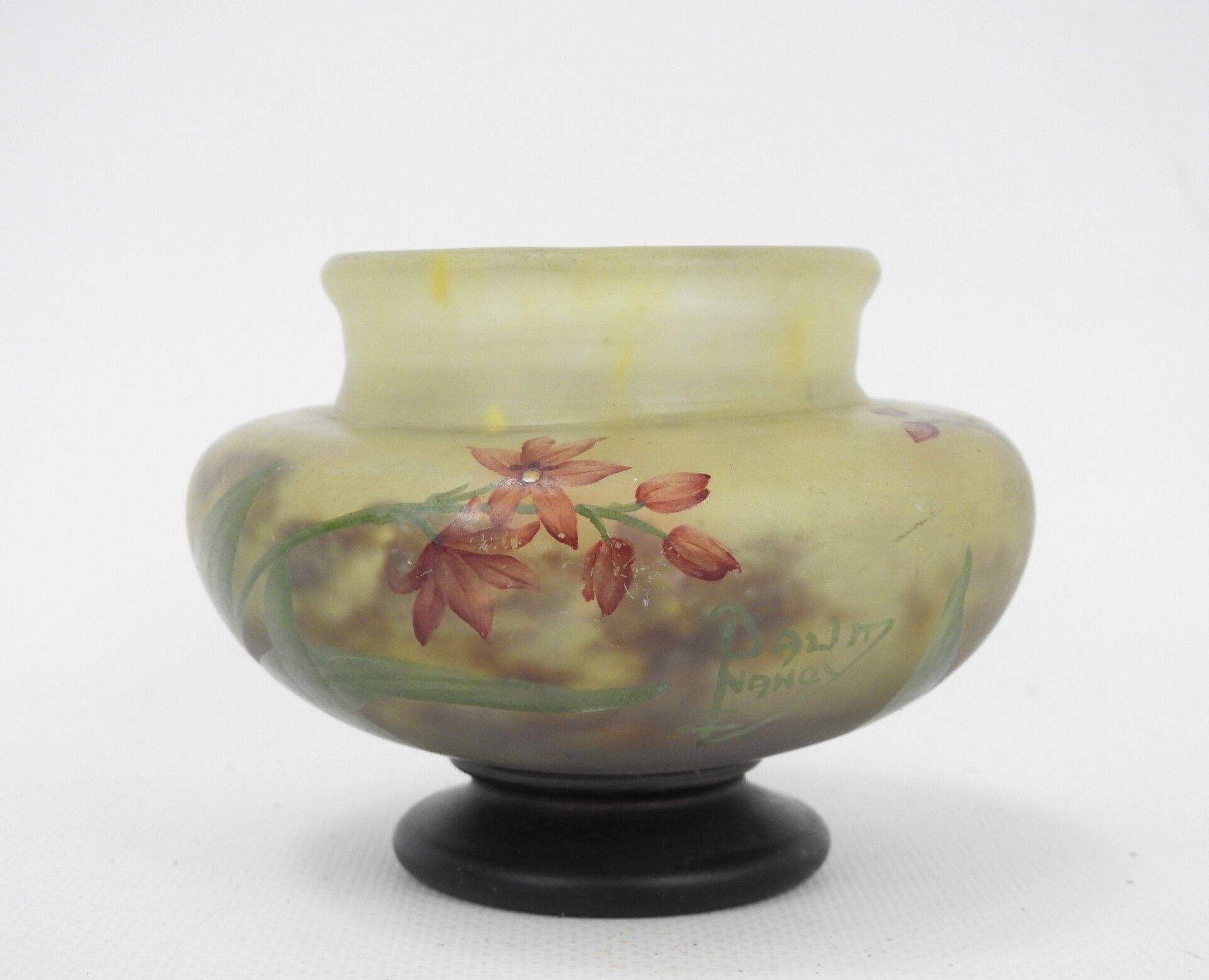 Null DAUM NANCY.多层玻璃小碗，脚上有彩绘花卉装饰。签名。高度：8厘米。