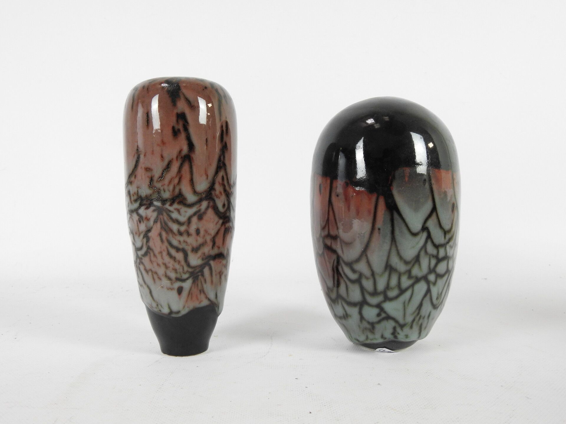 Null Jean-François FOUILHOUX（生于1947年）：两个棕色和粉色的青瓷釉面陶瓷花瓶。签名为JF的字样。高：21和23厘米。

艺术家自&hellip;