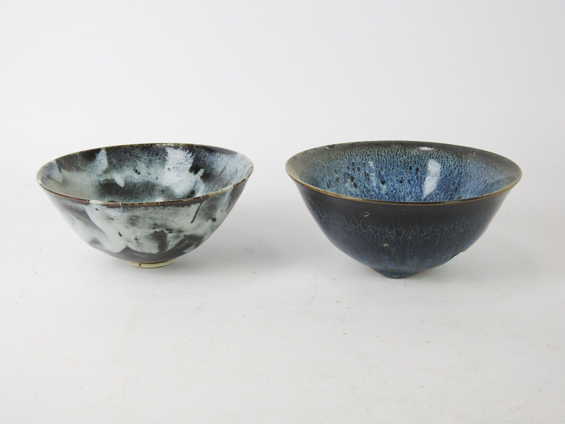 Null Jean-François FOUILHOUX（生于1947年）：两只蓝色阴影和黑白相间的珐琅彩陶瓷碗。一幅有完整签名，另一幅有JF的字样。直径：17&hellip;