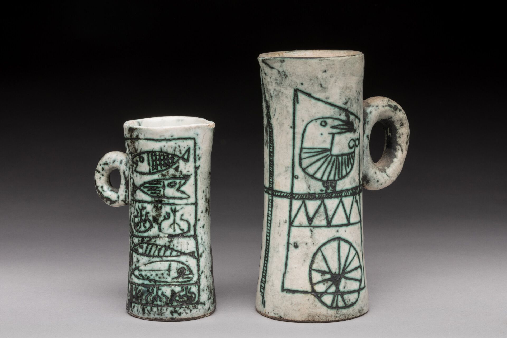 Null 雅克-布兰（1920-1995）：两只陶瓷壶，上面有动物造型的疤痕化装饰。背面有签名。高：16和12厘米（颈部较小的那个有裂纹和小缺口