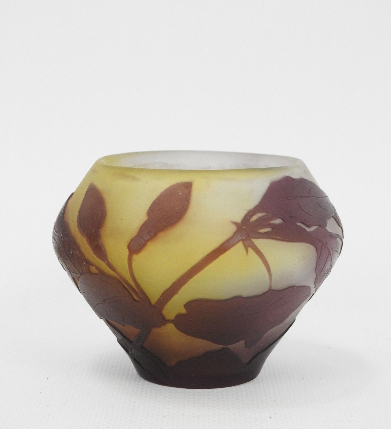 Null Establishments Emile GALLE (1846-1904) : Vase in multilayer glass with acid&hellip;
