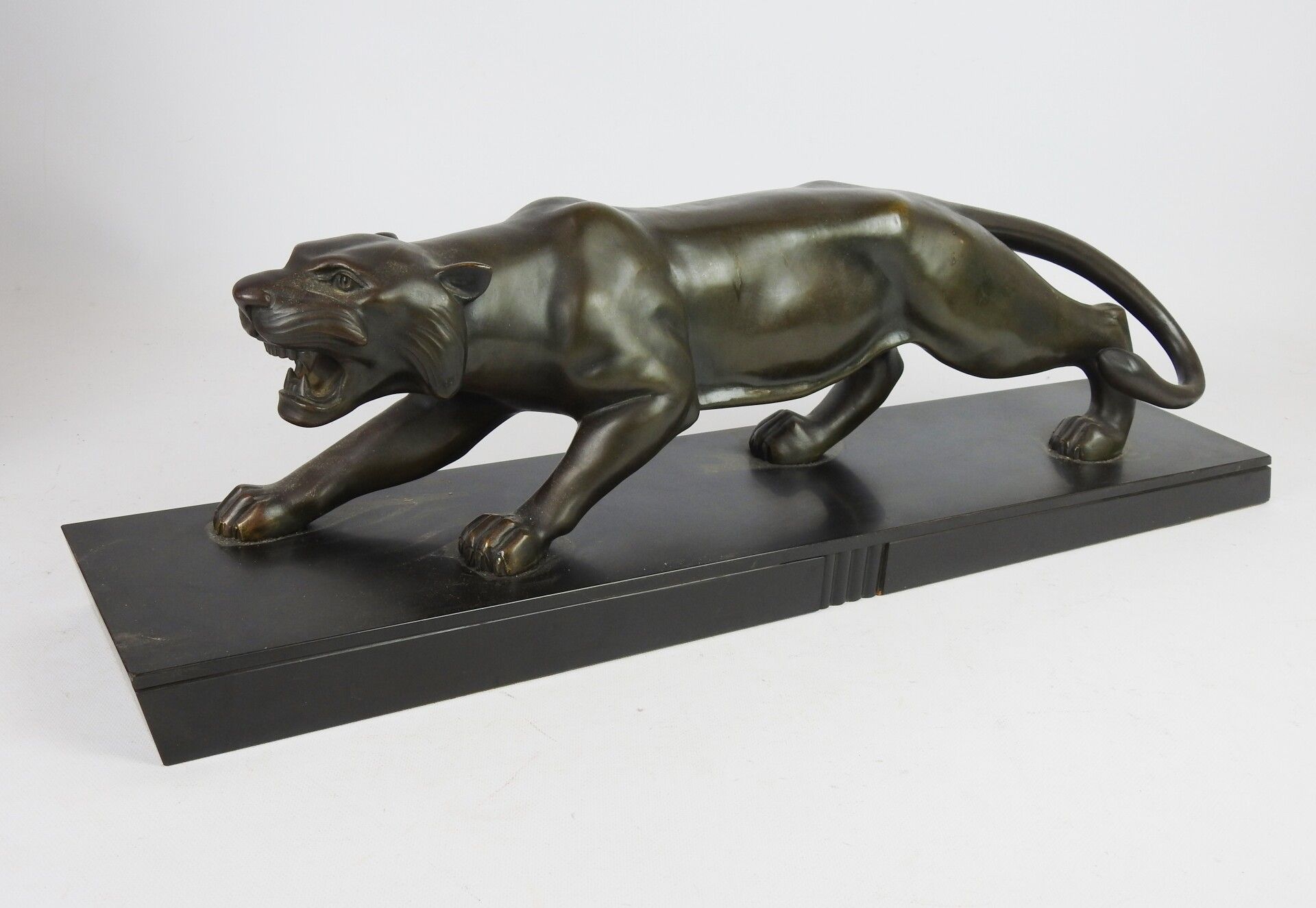 Null Pantera ruggente. Prova di bronzo con patina marrone. 17 x 62 x 13 cm. Pogg&hellip;