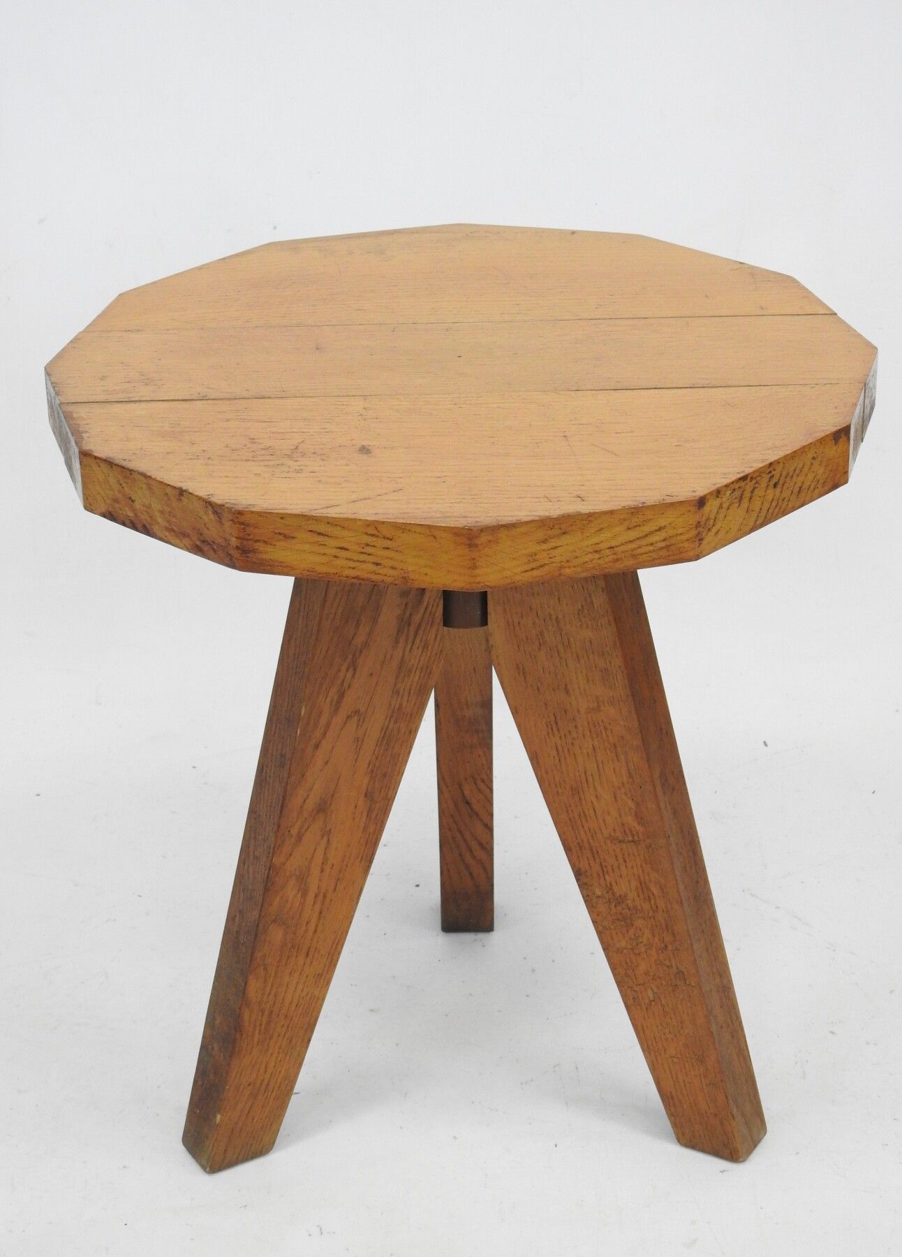 Null 让-普罗旺斯（风格）：金色橡木的基座桌，十二面体的桌面靠在三个罗盘腿上。高：60 - 宽：56 - 深：55.5厘米（顶部的厚度：4.2厘米）。使用条&hellip;