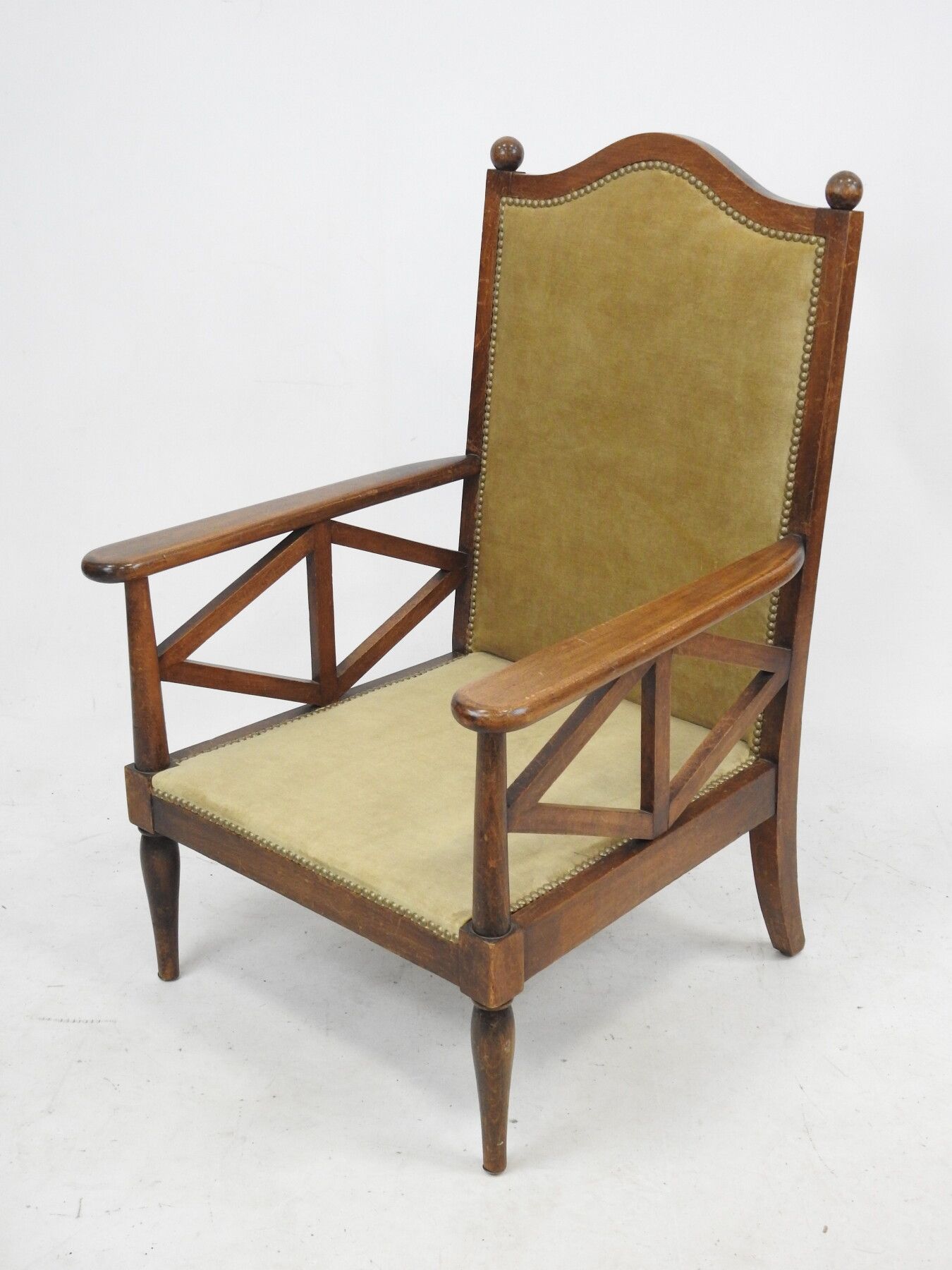 Null ATELIERS DES GALERIES LAFAYETTE : 大扶手椅，米色天鹅绒座椅。座位下的印章。高度：99厘米。