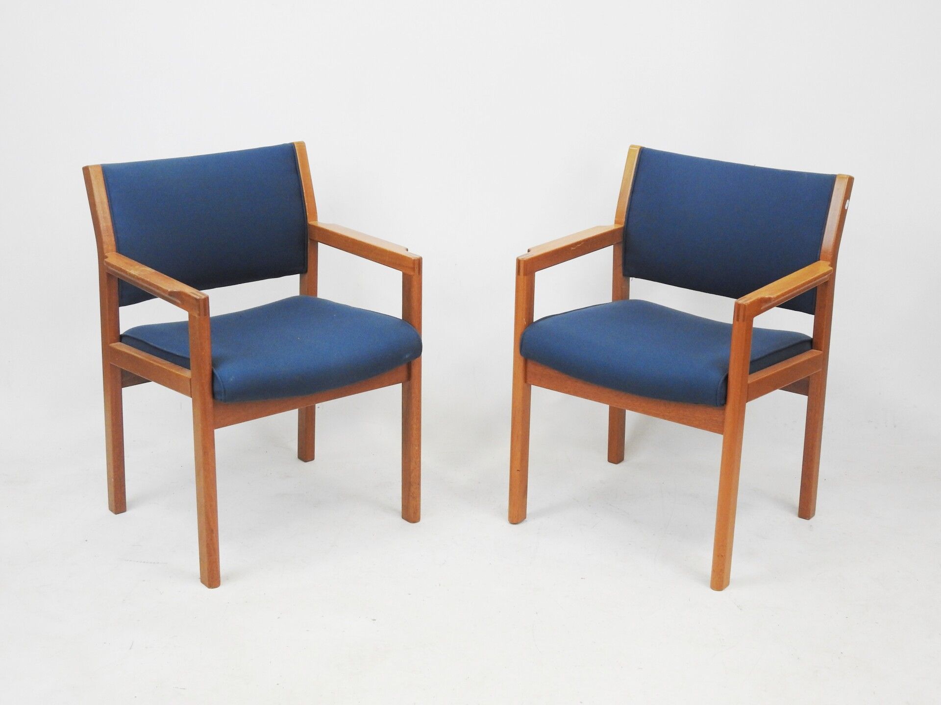 Null Christian HVIDT (XX-XXI): 一对420型木质和蓝色织物的扶手椅，80 x 60 x 55厘米。