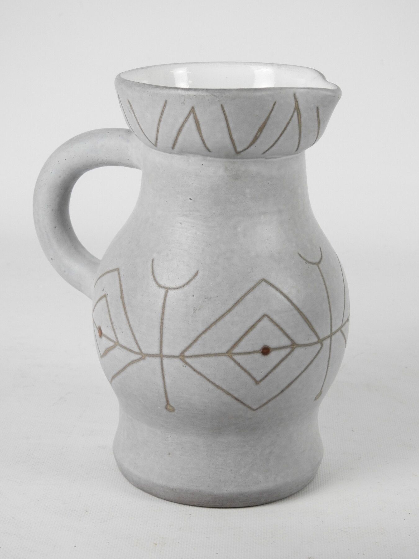 Null Jacques RUELLAND (1926-2008) : 灰色背景上的红色抽象装饰的陶瓷壶，有刻字和珐琅。背面有签名。高：22.5厘米