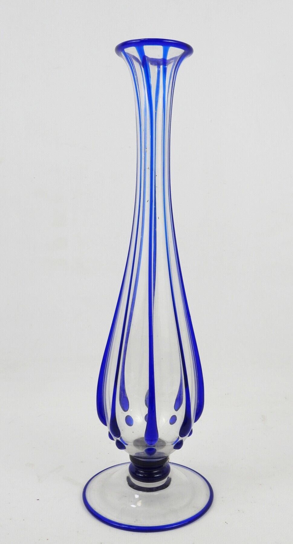 Null 圣路易斯VERRIER艺术馆-保罗-尼科拉斯（1875-1952）：水晶花瓶，装饰着蓝色玻璃叶片和应用网。签名。大约在1920年。高：40厘米。