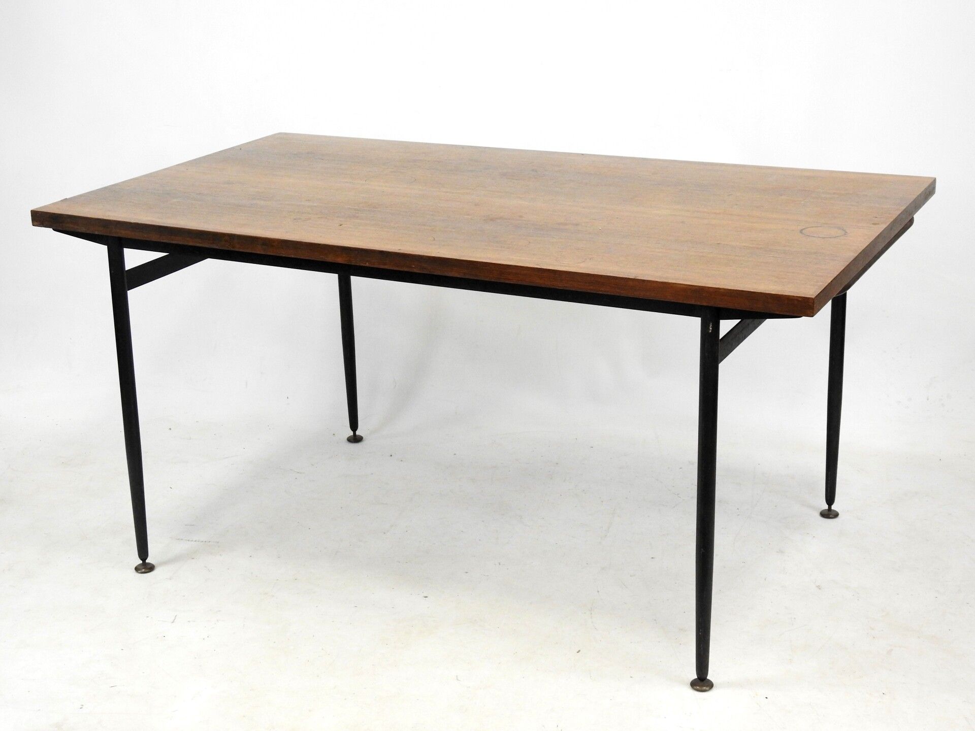 Null Louis PAOLOZZI (二十世纪) : 餐桌，长方形的橡木桌面，发黑的金属角脚。约1960-1970年。高：73 - 宽：150 - 深：85&hellip;