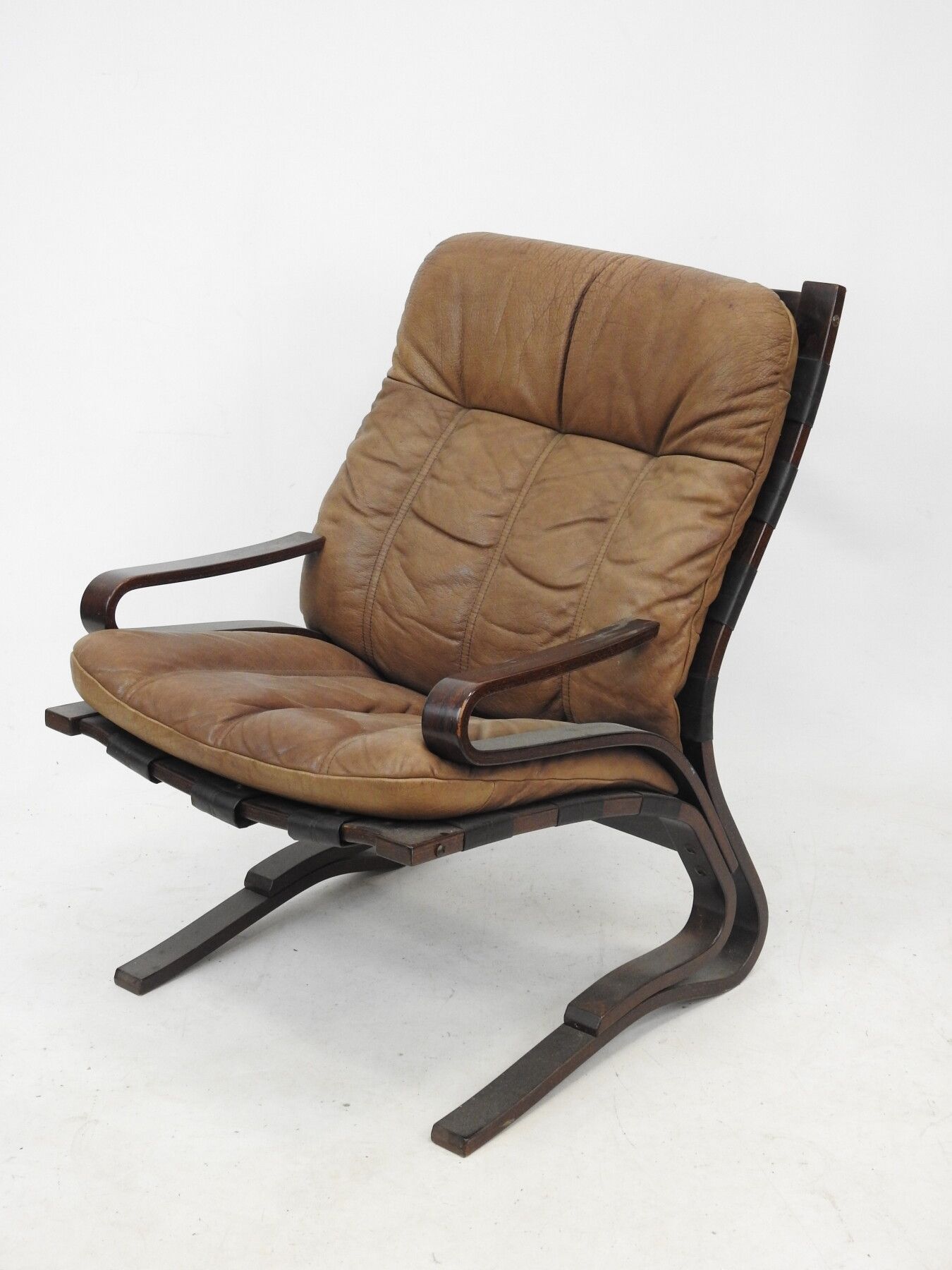 Null Einar HOVE (20.): Sessel aus warmgeformtem Holz und braunem Leder. 87 x 64 &hellip;