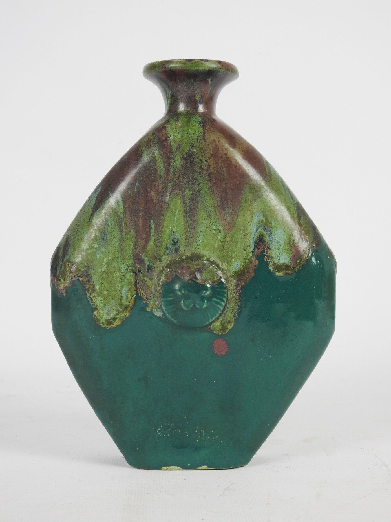 Null PRIMAVERA: 一个陶瓷花瓶，扁平的瓶身在绿色背景上装饰着绿色/棕色的耦合物，中央有一个贴花的奖章。背面有签名和注解3199。高：21厘米
