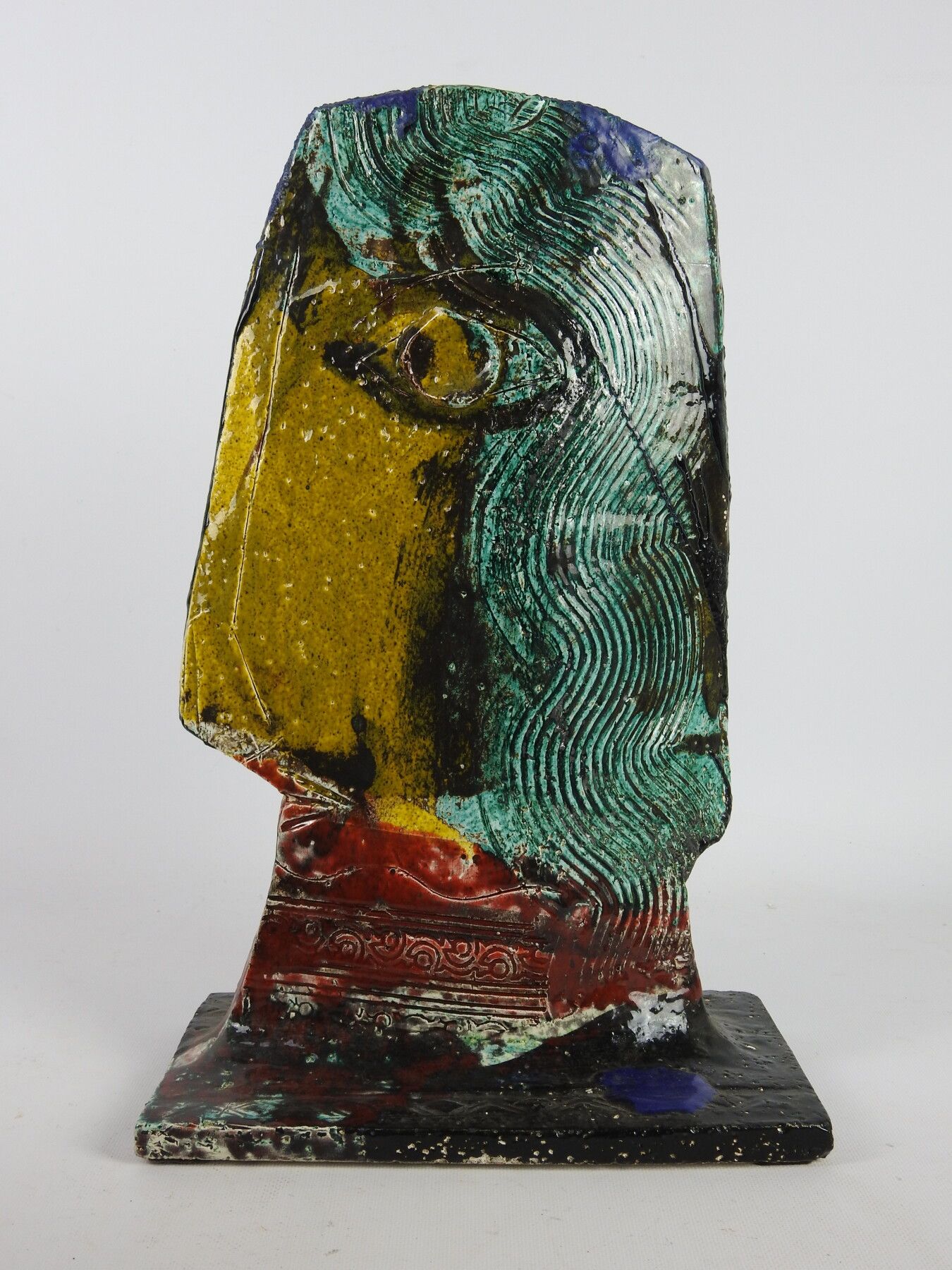 Null 让-保罗-范利特（生于1940年）。 釉面陶瓷雕塑，代表一个黄色、绿色和红色的头部。底座下有签名。高：45厘米

出处：来自布洛瓦的私人收藏