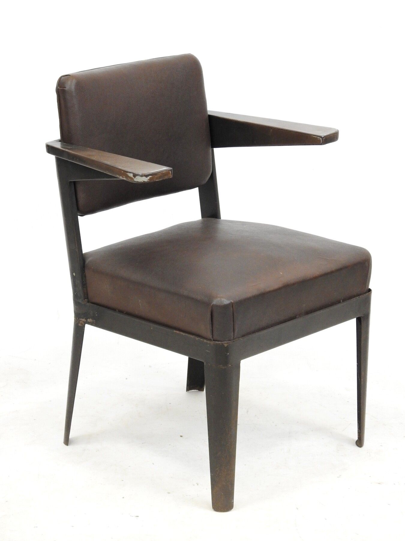 Null 归属于Jean PROUVE (1901-1984)：扶手椅，采用折叠和涂漆的钢板和管子，座椅和椅背采用鼹鼠皮。高：82 - 宽：62 - 深：45厘&hellip;