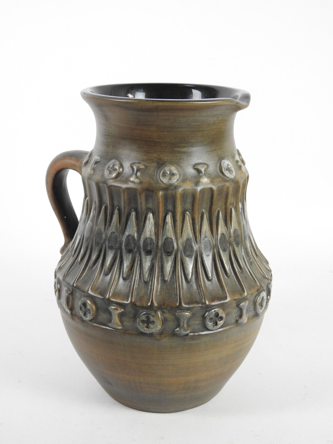 Null Jean de LESPINASSE (1896-1979) : 棕色釉面的浮雕陶瓷壶。有图案的。高：29厘米。