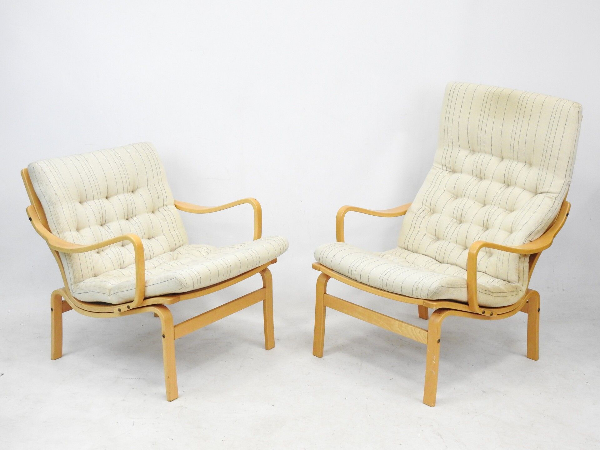 Null 布鲁诺-马特松（1907-1988）的风格。两把扶手椅，采用热成型和弯曲的木头和米色织物，其中一把有高靠背。Label Lindlöfs interi&hellip;