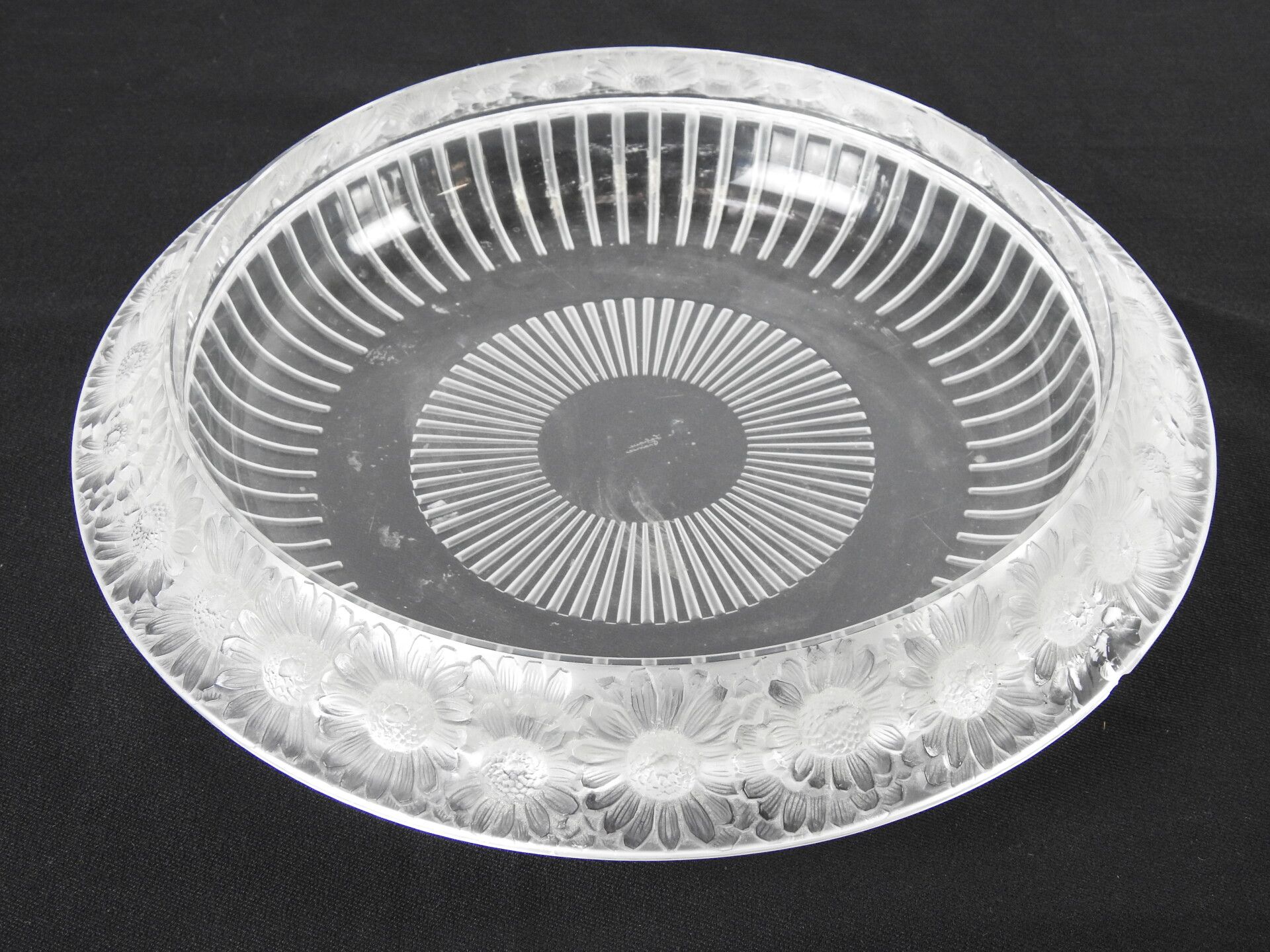 Null 法国LALIQUE：玛格丽特。白色模制玻璃压制的大圆杯，签名。D.：34厘米（边缘有缺口）。

参考书目： - R. Lalique的verre作品目&hellip;