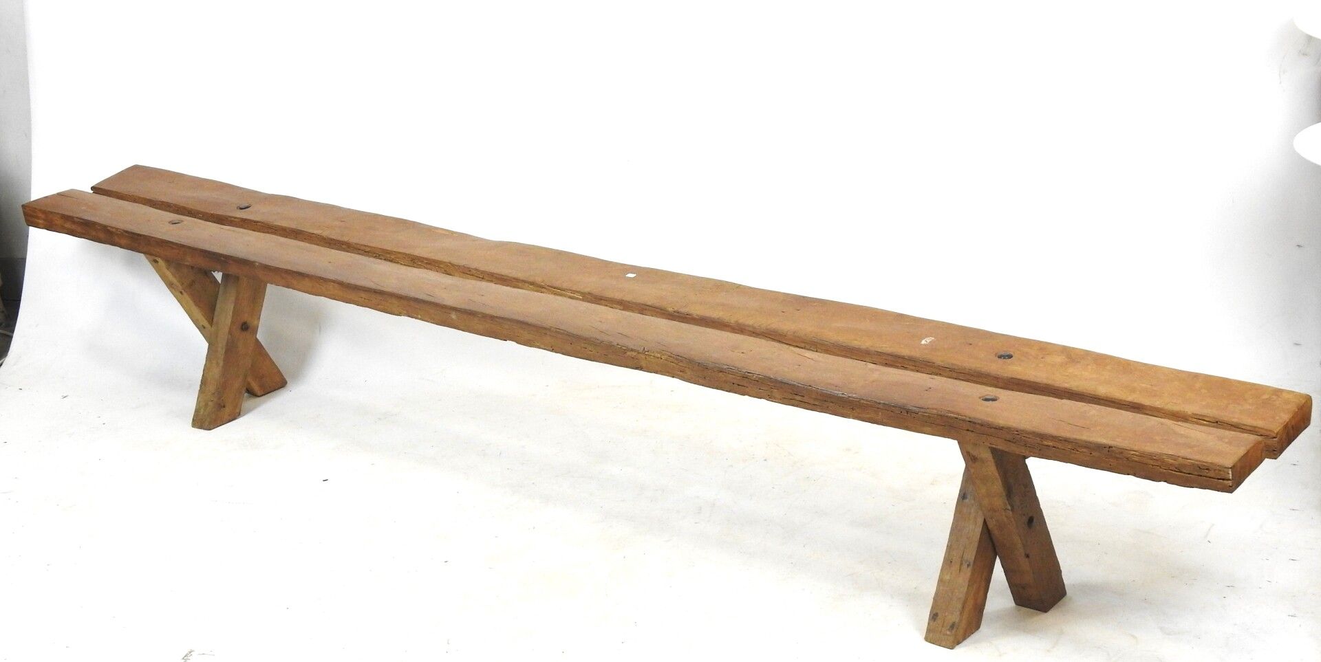 Null Jean和Sébastien TOURET: 橡木长椅，座位由两块木板组成，X形腿。 高：41 - 宽：275 - 深：31厘米。使用条件。

出处：&hellip;