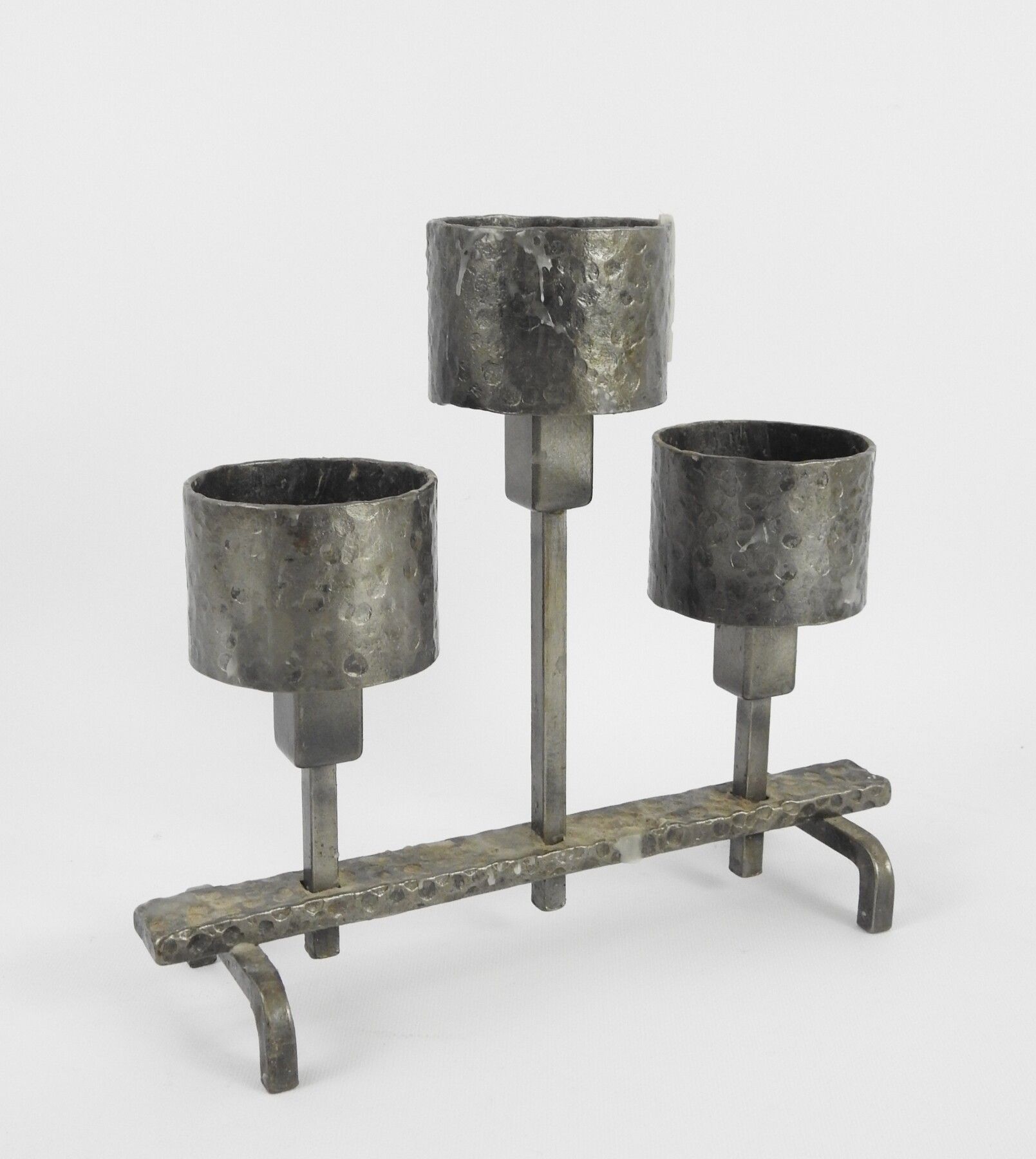 Null Marolles工匠的风格：锻铁祭坛烛台，有三个灯 高度：27厘米。长度：30.5厘米。出处：Loir et Cher的宗教团体