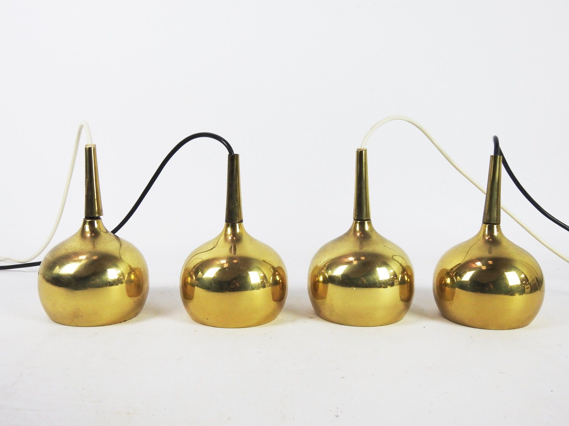 Null 汉斯-阿格尼-雅克布森(1919-2009)归功于:四个小的鎏金铜制海盗式悬挂物。高（悬挂）：20厘米。
