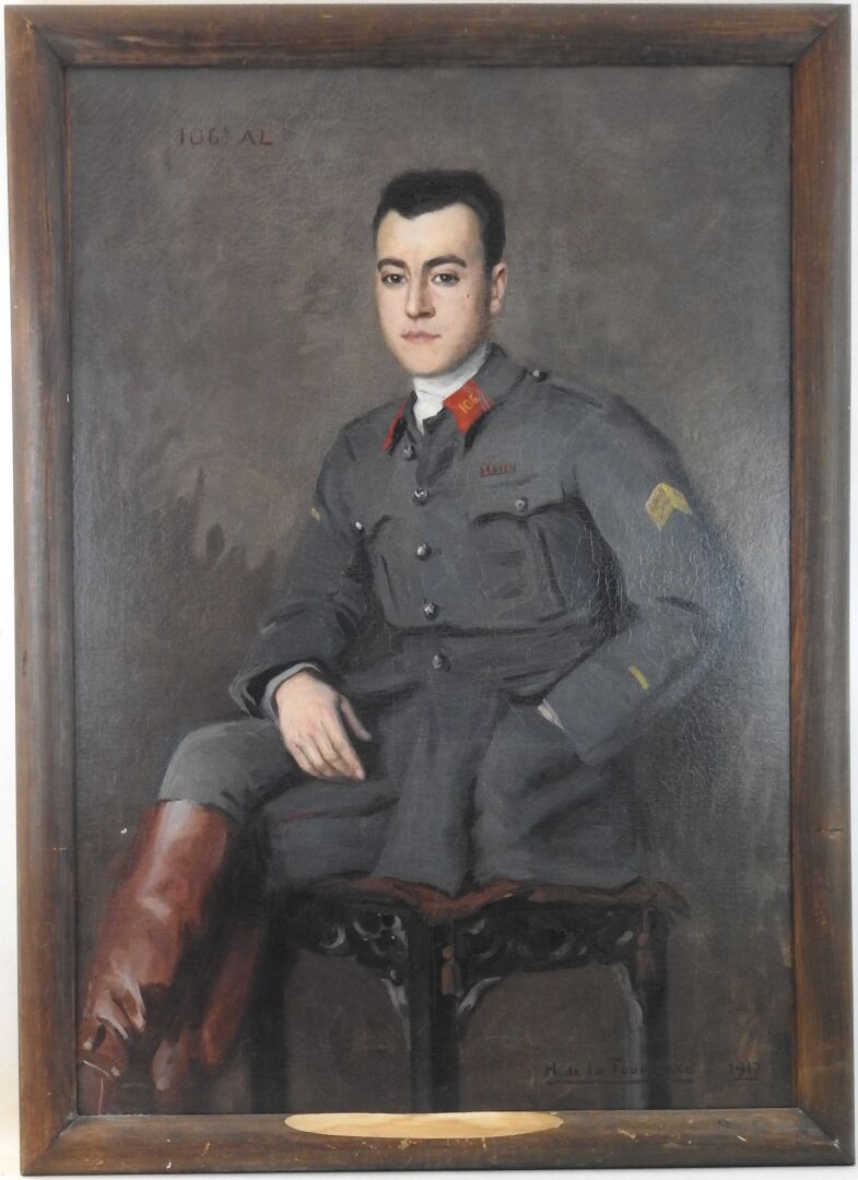Null 巡回演出，亨利-德拉（1885-1973）。1917年第106重炮团少尉的全身像，他穿着受英国风格启发的蓝灰色新制服，他被授予战功勋章，有一个受伤的徽&hellip;
