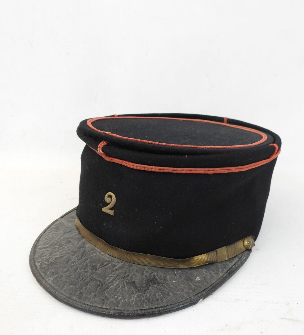 Null 1920年第2期RAM的NCO kepi模型，黑色布质，带有猩红色的纱巾，头带上有金属图案，黑色缎面内帽（皮头带丢失）。ABE(帽子的织物缺失)