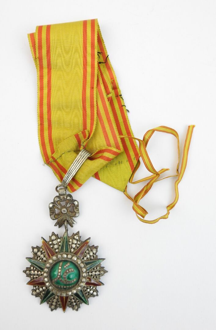 Null 图尼西亚。尼卡姆-伊夫蒂卡尔勋章，银质和珐琅彩的指挥官之星，阿里-贝伊统治时期（1882-1902），突尼斯制造，有丝带系带。直径50毫米，总重量：3&hellip;