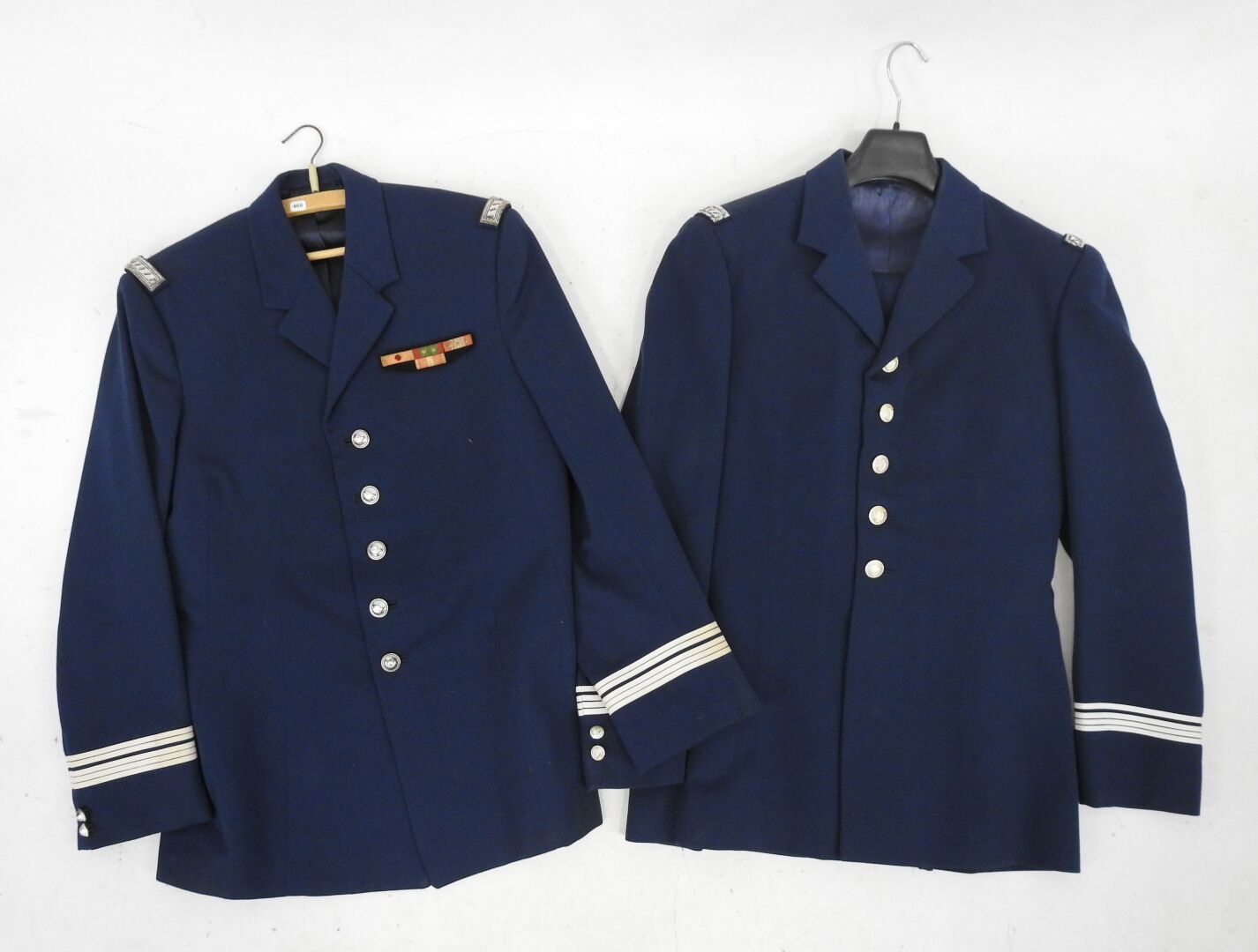 Null 带装饰条的 "汽油蓝 "上校的上衣，附有一套由上衣和裤子组成的营长服。BE
