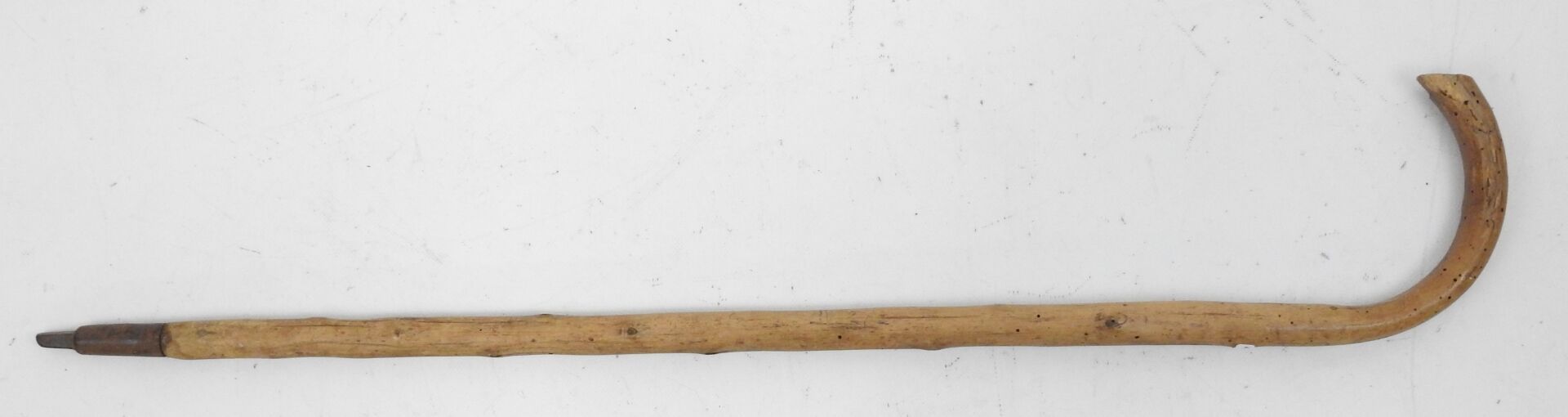 Null 规整的或Alpenstock的带柄棒，用犀牛和四面的钢斧轴。长：95厘米。BE（虫洞）