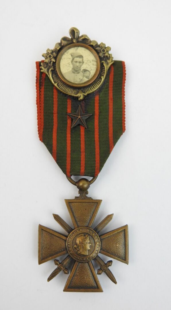 Null FRANCE. Croix de guerre 14-18 avec la photo du récipiendaire, un poilu du 7&hellip;