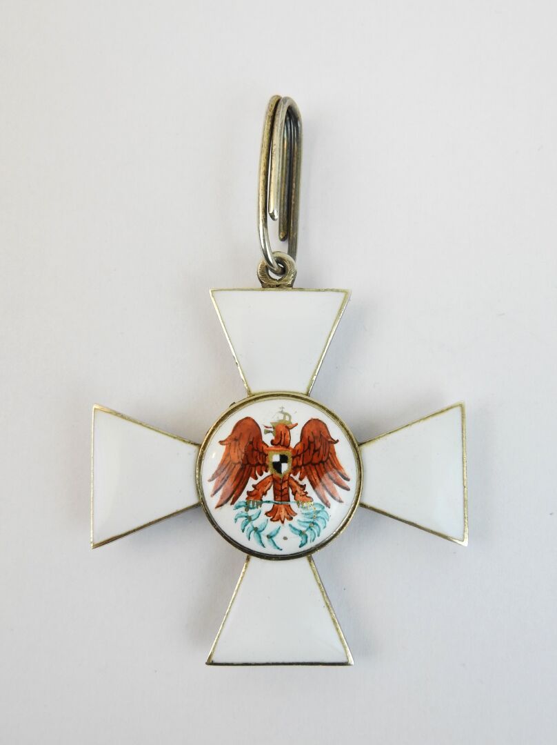 Null 俄罗斯。红鹰勋章，二等银质十字架，白色珐琅，中间是手工绘制的红鹰，背面是普鲁士的腓特烈-威廉的图案，无绶带。48 X 48毫米，毛重：25克。二十世纪&hellip;