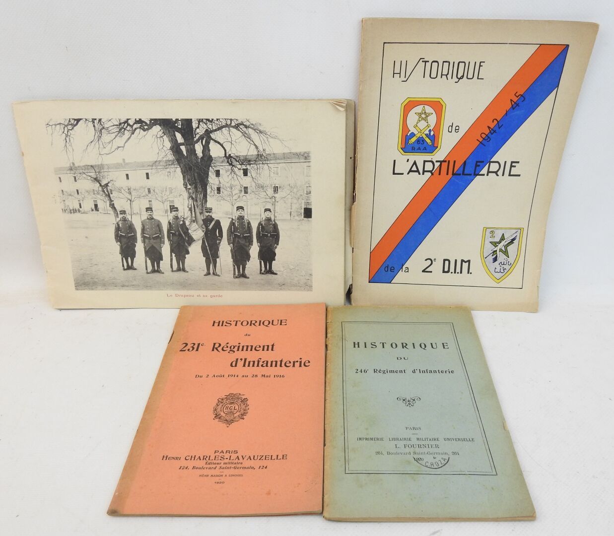Null 文件。14-18年第231和246团的团史，1942-45年第2DIM的炮兵，约1905-1908年第99RI的相册（封面丢失）。4个项目。ABE