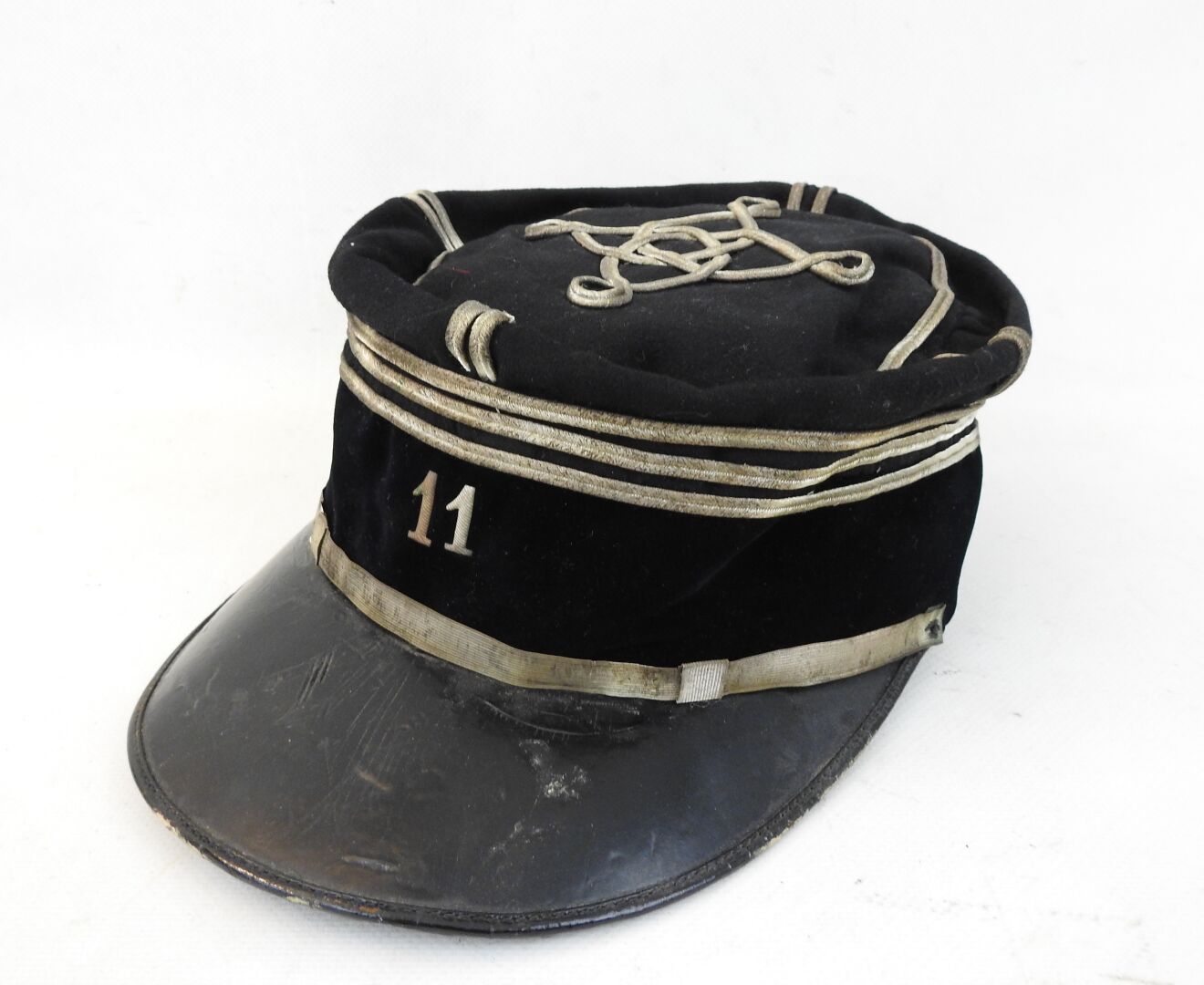 Null 第11届BCA的上尉Saumur帽，采用上等黑布，黑色天鹅绒头带，上面有金属编号，银色军衔支架和匈牙利结，皮面罩上有卡扣，假下巴上有缺失的纽扣，黑缎内&hellip;