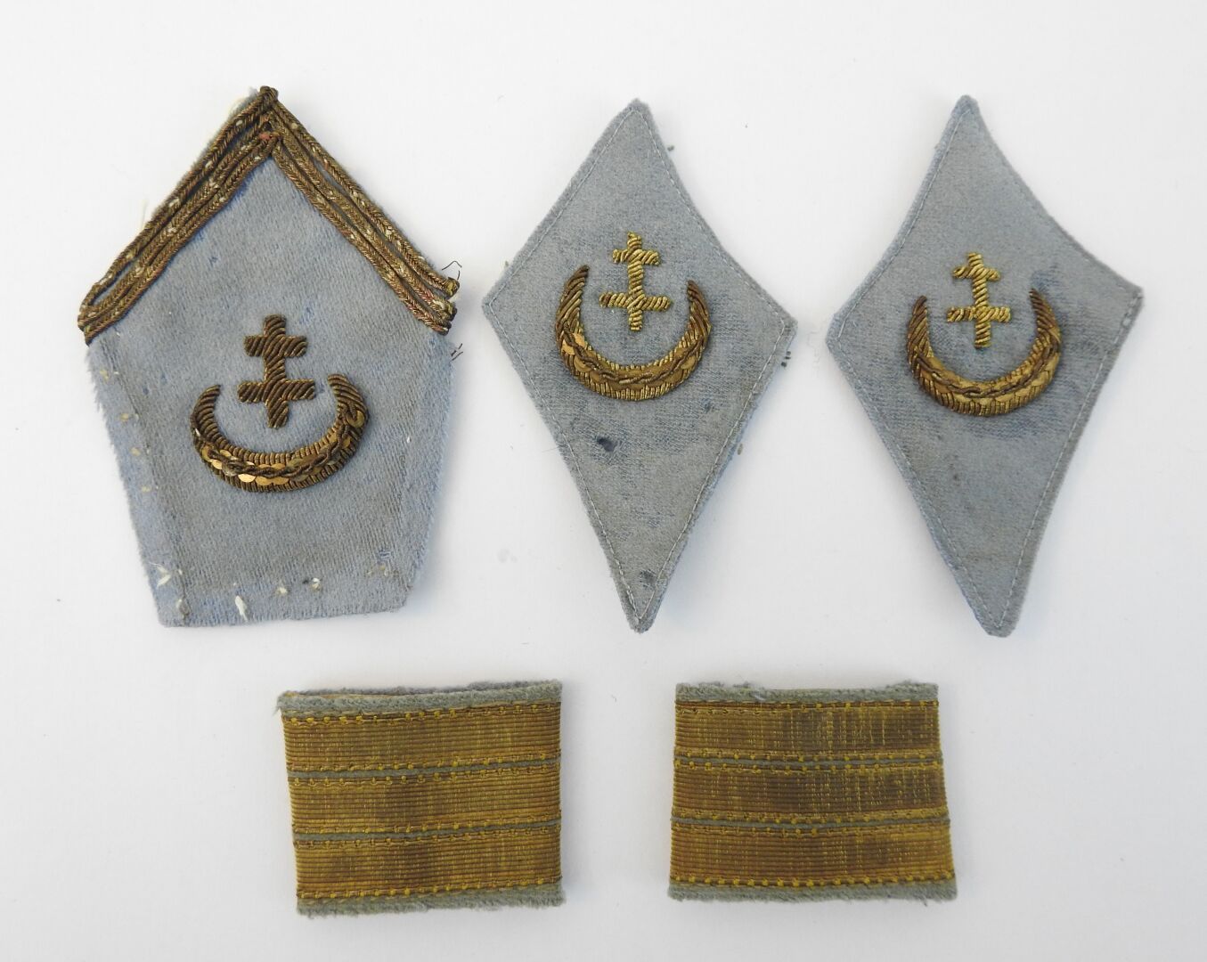 Null 法国。阿尔及利亚自由法国部队步枪手上尉的一套徽章、领章和肩章，天蓝色背景上绣有金色的洛林十字和新月形图案。约1944-1945年。ABE (磨损)