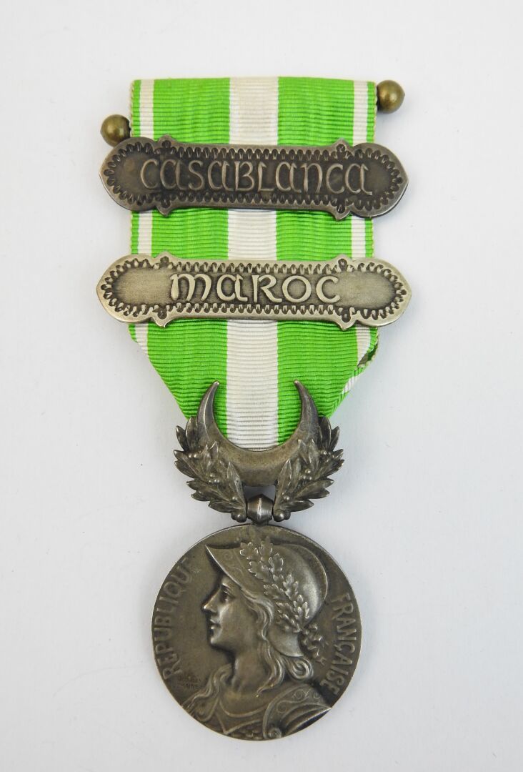 Null 法国。签名为Georges Lemaire的摩洛哥银质奖章，带有丝带和条形图案 "卡萨布兰卡，摩洛哥"。BE