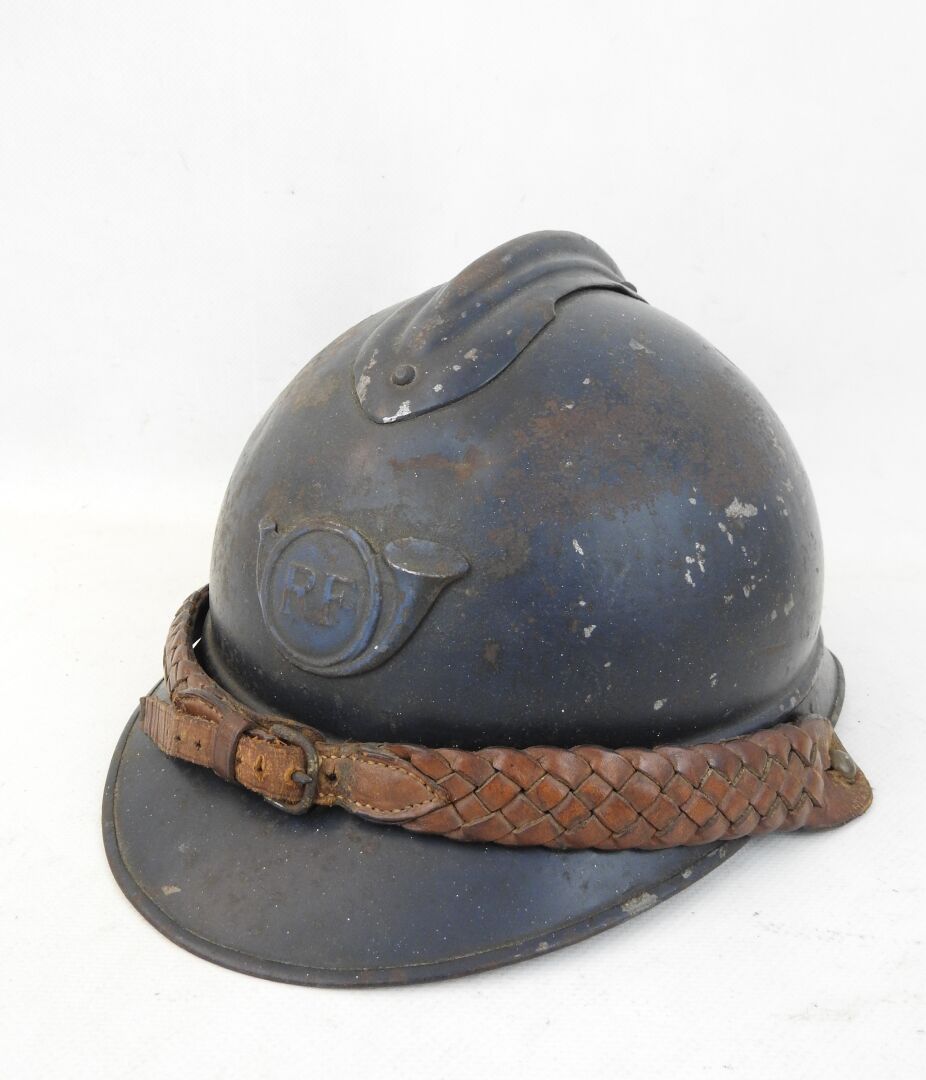 Null 阿德里安1915年款钢盔，出厂时涂有哑光的地平线蓝色，前胸有狩猎角的徽章，编织皮的军官下巴，第二种类型的内帽。ABE (有些油漆脱落)