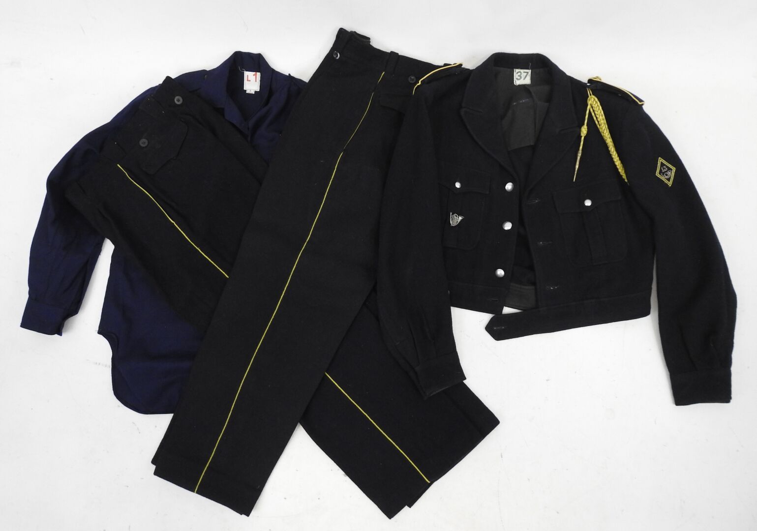 Null 1946年北京军区第13军的猎人制服，包括带有团徽的深蓝色夹克，袖子上的菱形图案，水仙花四角，衬衫和两条带水仙花边的裤子。BE 这件夹克属于P.马里恩&hellip;