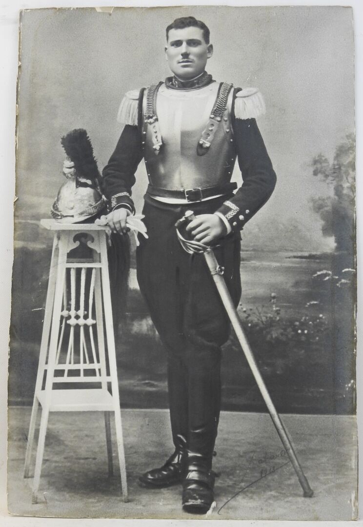 Null 摄影。大约在1910-1914年，第七骑兵团的一个小号手的全长肖像，60 X 40厘米，签名和日期是1913年，没有装裱。ABE