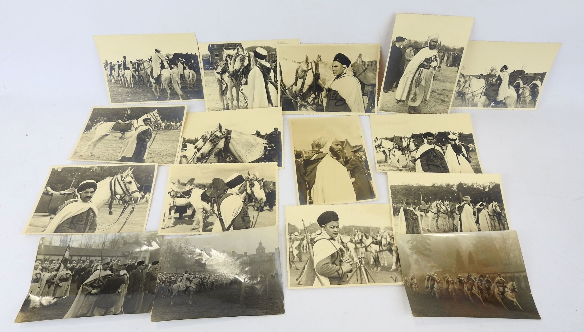 Null FRANCIA. Set di 13 x 18 foto del 6° Spahis allora a Compiègne, circa 1930-1&hellip;